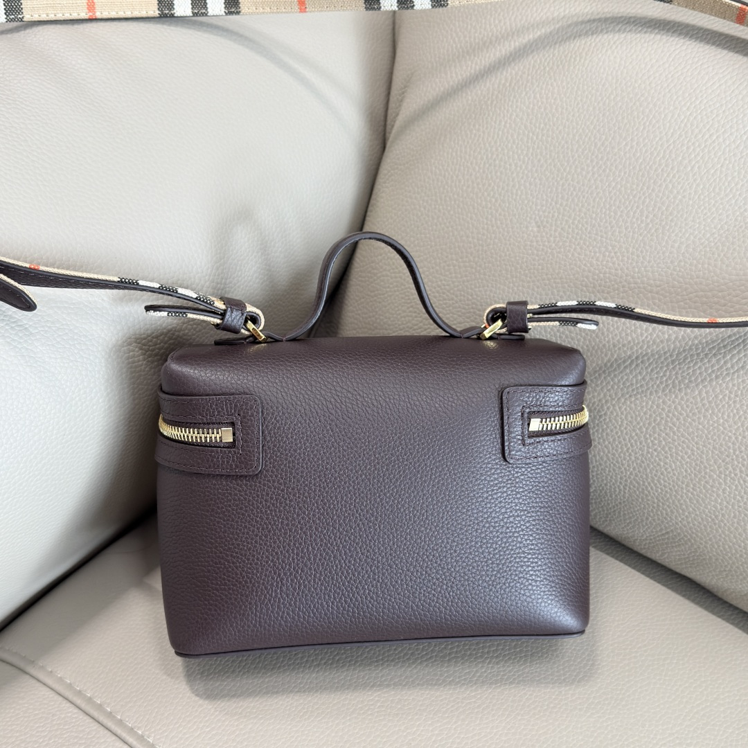 Top quality, Bloomsbury cosmetic bag
Made of grained calfskin and crafted in an Italian workshop photo 9