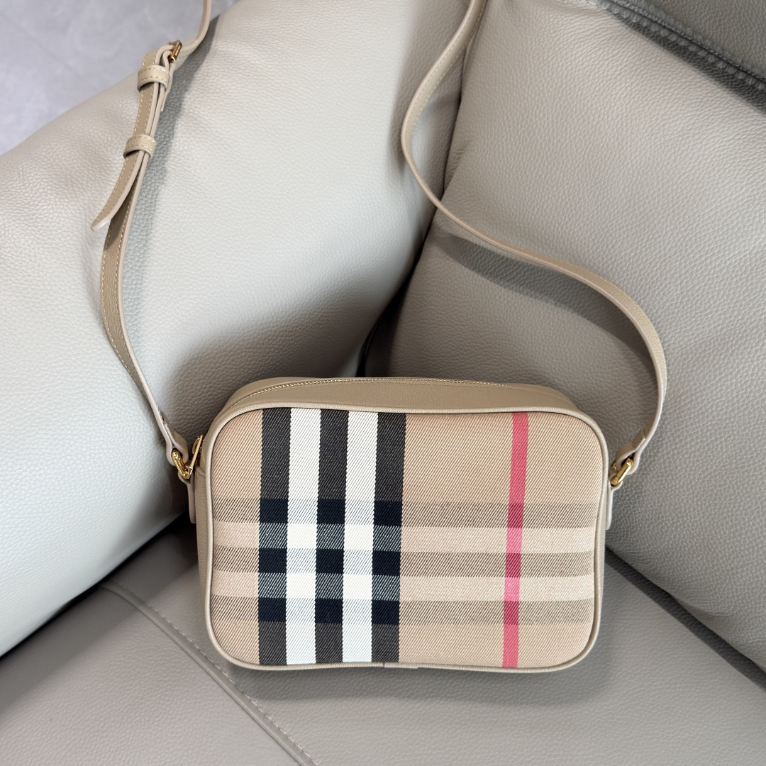 (❤️) Top quality, classic vintage plaid camera bag
It can easily accommodate mobile phones and daily necessities