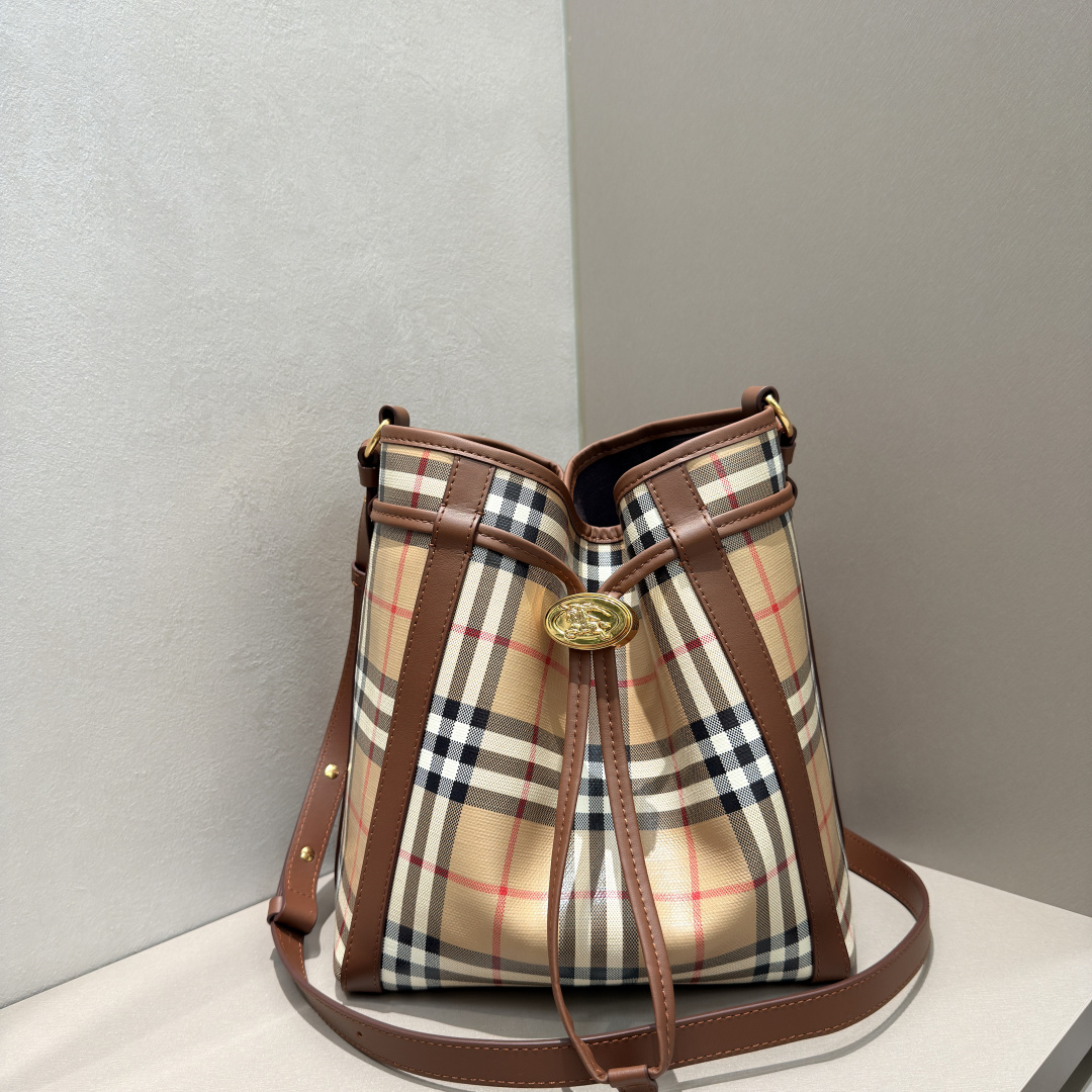 () Top quality, large bucket bag made of coated cotton canvas