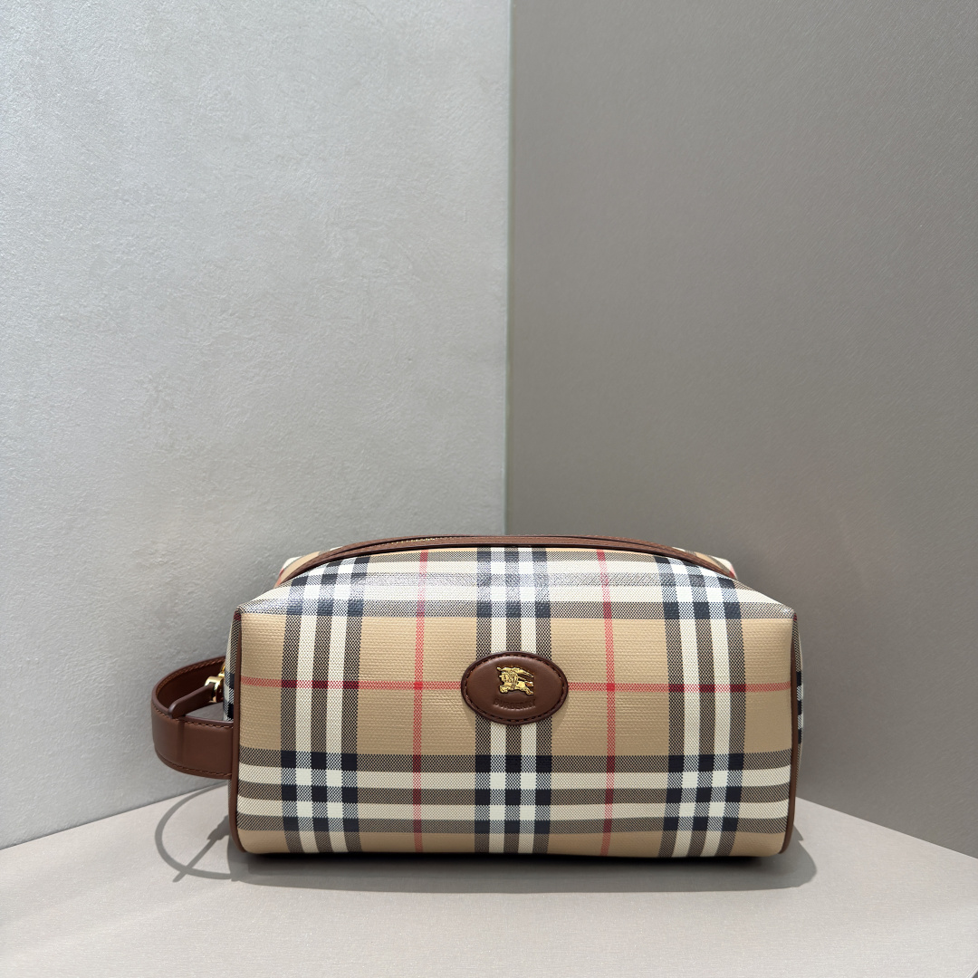 () Top quality, exquisite travel storage bag, made of B's latest plaid canvas fabric, with cotton lining