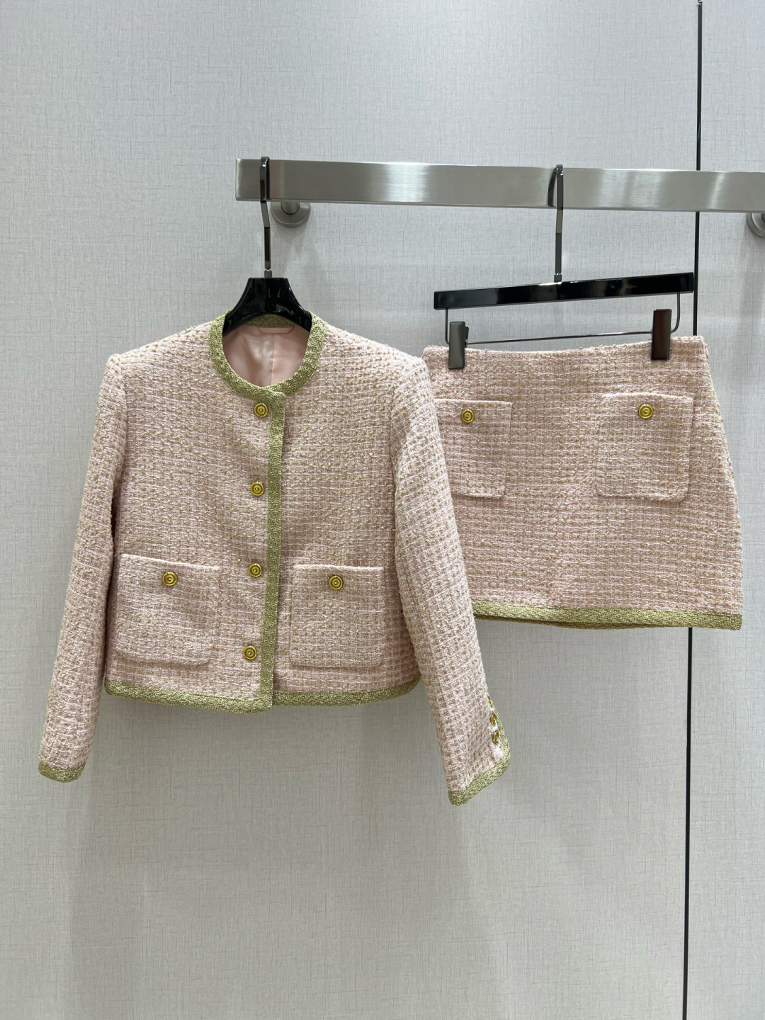 NO:561671,Highly recommended MIU*2025 new product tweed short jacket with webbing edges!  Skirt!  It’s a real sense of sight to be like a wealthy daughter of a chaebol!  Customized wool soft tweed fabric with classic gold buckle color!  The three-dimensional tailoring is advanced and capable without losing the sweetheart temperament. The upper body can be adapted to various styles!  One color SML code outside,,miumiu,skirts,jackets & coats,jackets & coats,alexander wang19860909强烈推荐 MIU*2025新品 织带拼边粗花呢短款夹克外套！半裙！妥妥滴财阀千金即视感！定制羊毛软花呢面料经典金扣配色！立体剪裁版型高级干练又不失甜心气质上身拿捏各种风格！一个色 SML码 外,,miumiu,skirts,jackets & coats,jackets & coats,alexander wang,Women's clothing