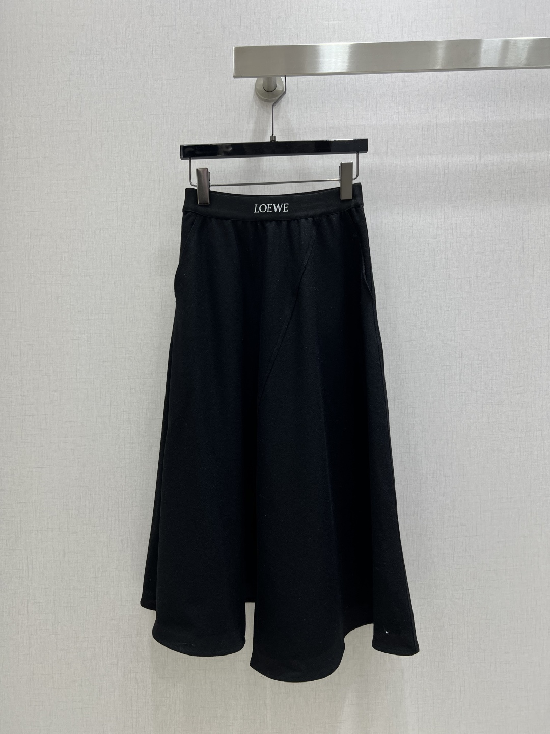 NO:576488,Highly recommended LOW* 2025 new style Irregular slit long skirt Elastic waist webbing letter design decoration Highly customized imported fabrics Simple and elegant Versatile style Two colors SML code High quality ABC, skirts, alexander wang19860909强烈推荐 LOW* 2025 新款 不规则开衩长半裙 松紧腰间织带字母设计装饰 高定制进口面料 简约大气上档次 百搭款 两个色 SML码 高品质ABC,,skirts,alexander wang,Women's clothing
