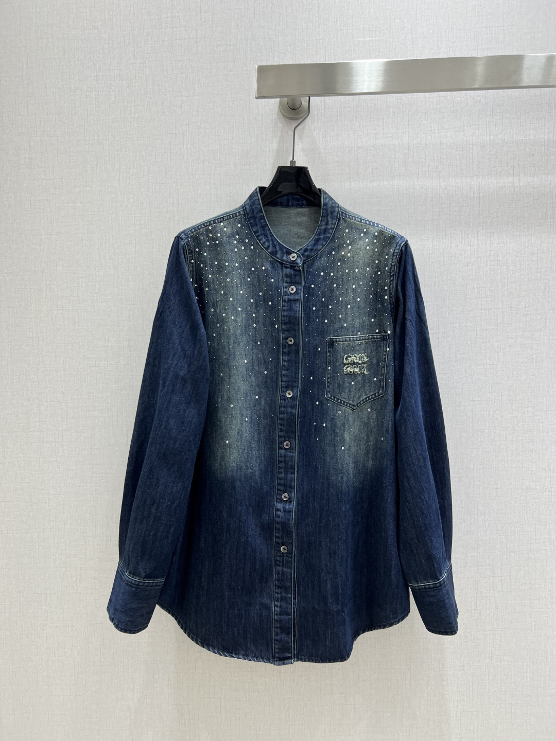 NO:546959,Highly recommended VAL* newest denim shirt High custom YB denim material Enzyme multiple washes Fashion retro front single row metal button decoration High temperature diamonds Add visual level Dark blue splicing light blue contrast color Increase styling layering Clever and stylish Full personality Daily trendy and fashionable preferred outfit One color SML code High quality ABC, Shirts,alexander wang19860909强烈推荐VAL*新款 牛仔衬衫 高定制YB牛仔材质 酵素多重水洗 洋气复古 前襟单排金属钮扣装饰 高温烫钻 增加视觉层次 深蓝拼接浅蓝撞色 增加造型层次感 挺括有型 个性十足 日常潮流时尚优选穿搭 一个色 SML码 高品质ABC,,shirts,alexander wang,Women's clothing