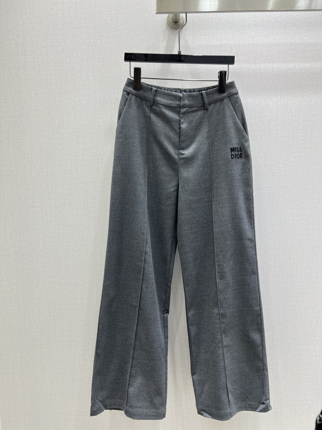 NO:492730,Highly recommended Dio's newest straight trousers. The style is super good-looking, comfortable and inclusive. It doesn't pick on the body and raises the body proportions. The temperament goddess, the upper body is super slim and easy to control. The fabric is draped and textured. Breathable and comfortable. Two colors. SML code. High-quality ABC, dior, alexander wang.19860909强烈推荐Dio*新款直筒长裤 版型超好看 舒适包容 不挑身形拉高身材比例 气质女神,上身超级显瘦轻松驾驭, 面料垂坠有质感 透气舒适 两个色 SML码 高品质ABC,,dior,alexander wang,Women's clothing