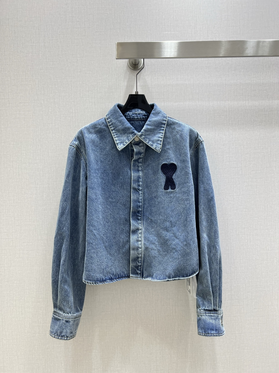 NO:491100,Highly recommended Am* 2025 spring and summer new denim jacket, produced in high-end series~ Super fashionable new denim suit series. Personalized tones are cool and cool. The texture is delicate, the cotton feels natural, and the fabric is hard and super beautiful!  The details are super good, new products are unboxed and bought in stock. One color SML code. High-quality products, Jackets & coats, alexander wang19860909强烈推荐 Am* 2025春夏新款牛仔外套,高版系列出品~超时髦新款丹宁牛仔套装系列 个性色调上身又酷又飒爽 纹理细腻,棉感自然,面料硬挺 超级漂亮！细节做工超级好,新品现货开箱开抢 一个色 SML码 高品,,jackets & coats,alexander wang,Women's clothing