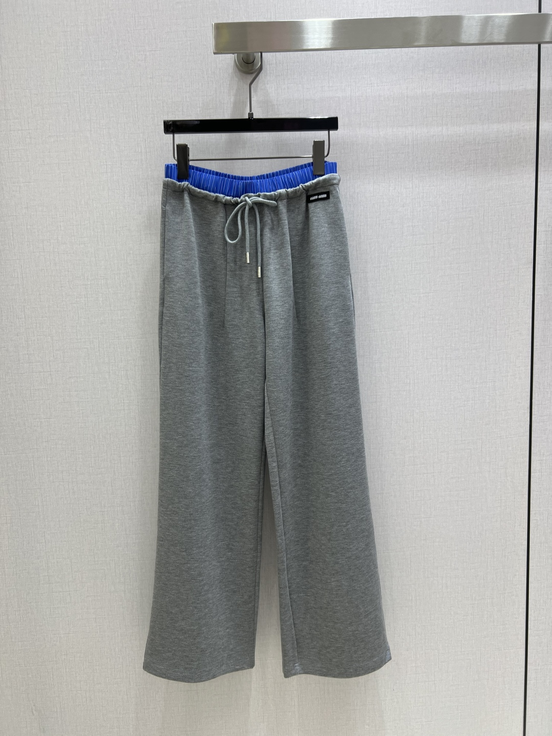 NO:492739,Highly recommended MIU* new spring and summer style plaid spliced ​​drawstring casual trousers Customized YB twill cotton material Soft and skin-friendly, stronger drape, high-quality high-waist straight wide-leg trousers Spliced ​​light blue and white plaids at the waist to increase layering and wearability, enhance brand style Wide-leg straight style Elastic drawstring makes the outfit more inclusive, not picky about body shape, fashionable and relaxed, layered out fashionable and fashionable dressing style Customized surface accessories Two colors SML code High-quality ABC,,miumiu,alexander wang19860909强烈推荐 MIU*春夏新款 格子拼接抽绳休闲长裤 定制YB斜纹全棉材质 质感柔软亲肤 垂感更强 品相高级 高腰直筒阔腿长裤 腰间折边拼接浅蓝白格纹 增加层次感和可穿搭性 提升品牌格调 阔腿直筒版型 弹力抽绳让穿搭更加包容 不挑身材 洋气松弛 叠穿出时髦流行穿搭风格 定制面辅料 两个色 SML码 高品质ABC,,miumiu,alexander wang,Women's clothing