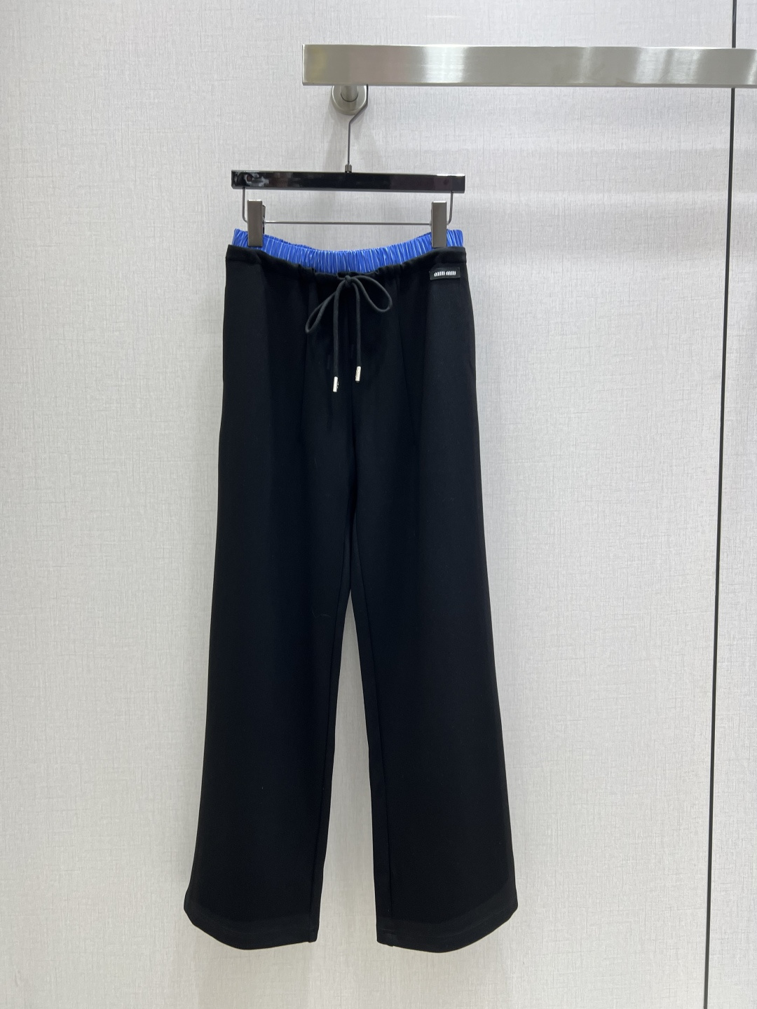 NO:492750,Highly recommended MIU* new spring and summer style plaid spliced ​​drawstring casual trousers Customized YB twill cotton material Soft and skin-friendly, stronger drape, high-quality high-waist straight wide-leg trousers Spliced ​​light blue and white plaids at the waist to increase layering and wearability, enhance brand style Wide-leg straight style Elastic drawstring makes the outfit more inclusive, not picky about body shape, fashionable and relaxed, layered out fashionable and fashionable dressing style Customized surface accessories Two colors SML code High-quality ABC,,miumiu,alexander wang19860909强烈推荐 MIU*春夏新款 格子拼接抽绳休闲长裤 定制YB斜纹全棉材质 质感柔软亲肤 垂感更强 品相高级 高腰直筒阔腿长裤 腰间折边拼接浅蓝白格纹 增加层次感和可穿搭性 提升品牌格调 阔腿直筒版型 弹力抽绳让穿搭更加包容 不挑身材 洋气松弛 叠穿出时髦流行穿搭风格 定制面辅料 两个色 SML码 高品质ABC,,miumiu,alexander wang,Women's clothing