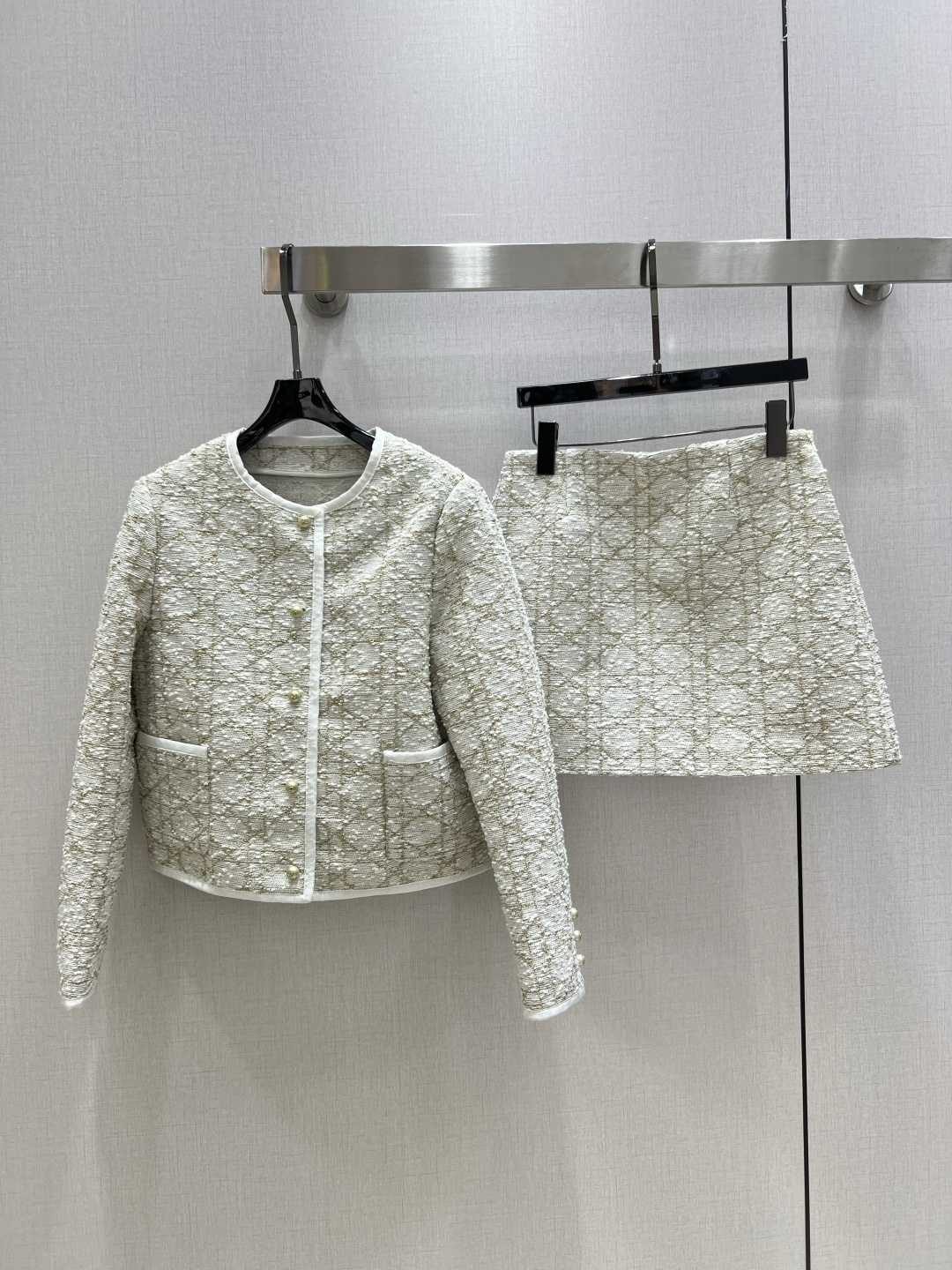 NO:493166,Highly recommended DIO*2025 spring and summer new style, rough diamond-shaped long-sleeved jacket diamond-shaped skirt, separate batches, high-quality imported materials from Italy, slightly straight and wide, heavy and high-quality products, comfortable to wear, more stylish, a style that is not picky about people, retro celebrity style, one color, SML code, high-quality,,dior, skirts, jackets & coats,alexander wang19860909强烈推荐 DIO*2025春夏新款 粗纺菱格长袖外套菱格半裙 分开拿批 高定意大利进口材质 轮廓微挺阔 重磅高货 穿着舒适 更具有型 一款完全不挑人穿着的衣型 复古名媛风 一个色 SML码 高品质外,,dior,skirts,jackets & coats,alexander wang,Women's clothing