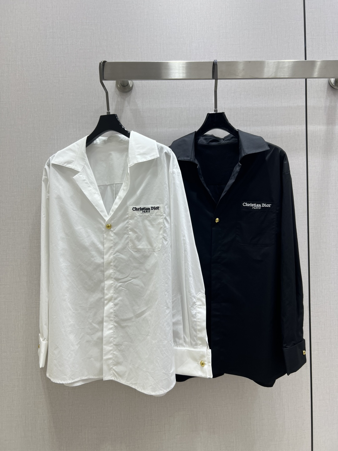 NO:534799,Highly recommended DiO*2025 spring and summer new style, long-sleeved lapel shirt, low-key luxury three-dimensional tailoring, streamlined line design, noble, elegant and gentle and intellectual temperament, imported special materials, will be amazing when received, and the custom fabric is super texture!  Two colors SML code high quality ABC, dior,shirts,alexander wang19860909强烈推荐 DiO*2025春夏新款 翻领长袖衬衫 低调奢华立体剪裁 精简线条感设计 高贵典雅又尽显温柔知性的气质 进口特殊材质 收到手会很惊艳 定制面料质感超赞！两个色 SML码 高品质ABC,,dior,shirts,alexander wang,Women's clothing