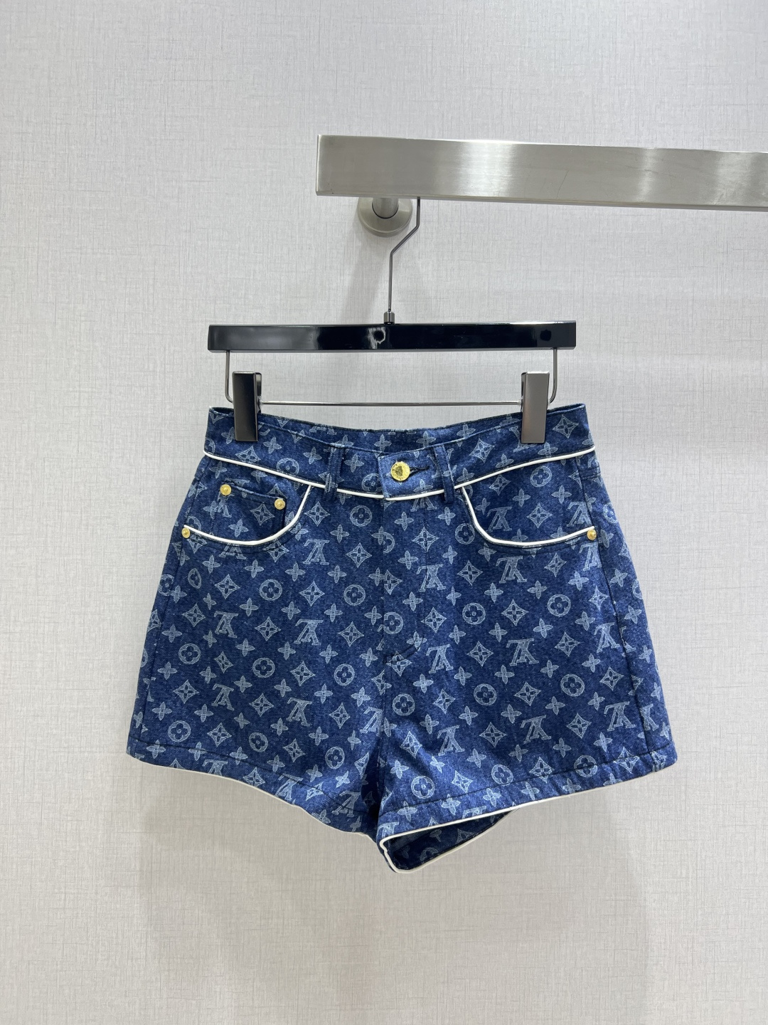 NO:496295,Highly recommended LV*2025 early autumn new style printed denim shorts denim old-fashioned jacquard decoration inverted flower design fashionable and elegant one color SML code high quality ABC, louis vuitton, shorts, alexander wang19860909强烈推荐 LV*2025早秋新款 印花牛仔短裤 牛仔老花提花装饰 倒花设计时尚大方 一个色 SML码 高品质ABC,,louis vuitton,shorts,alexander wang,Women's clothing
