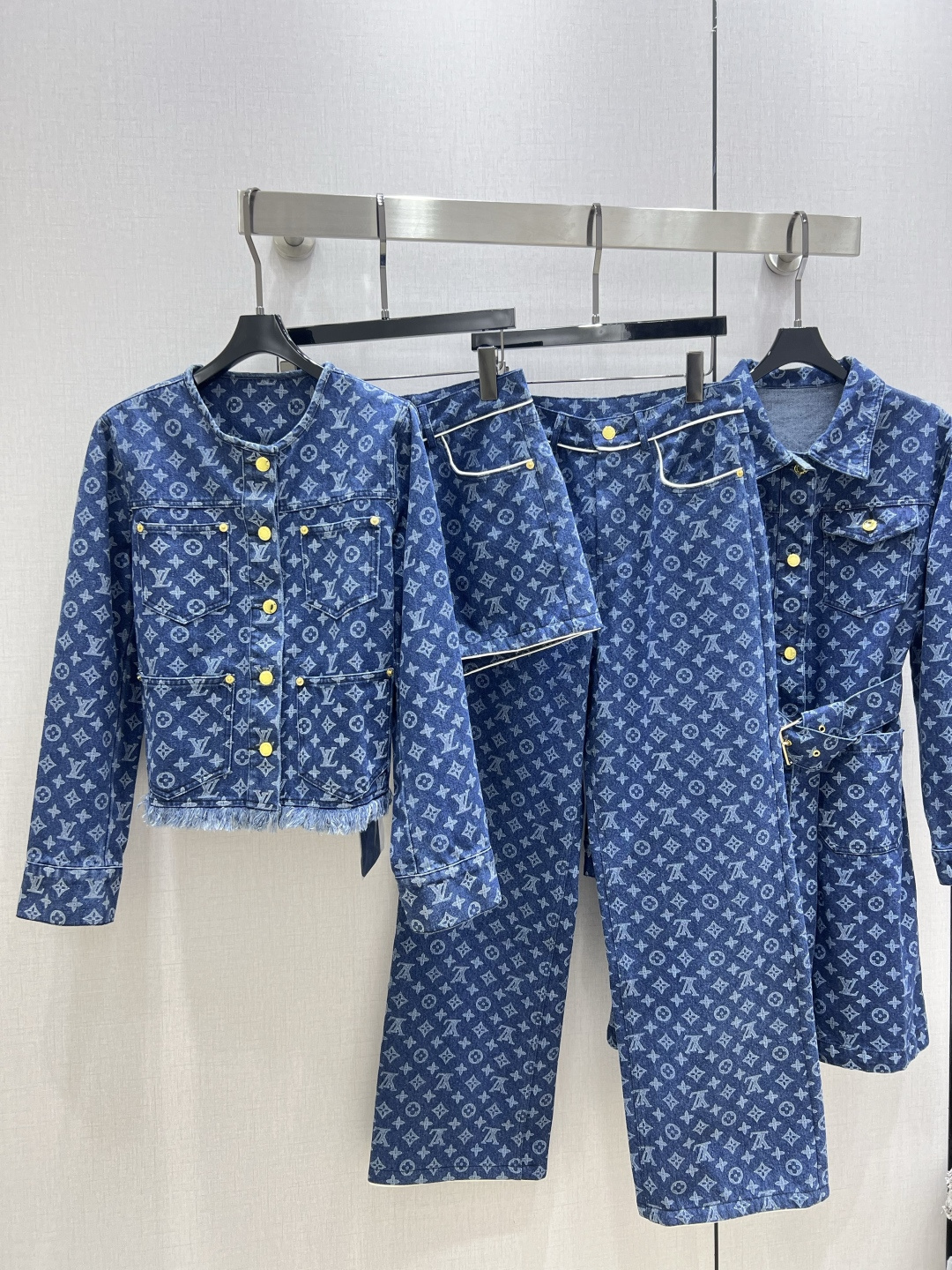 NO:496337,Highly recommended LV*2025 early autumn new style round neck denim long-sleeved jacket old-fashioned jacquard denim fabric flow comb lower corner decoration fashionable and elegant one color SML code high-quality ABC,,louis vuitton,jackets & coats,alexander wang19860909强烈推荐 LV*2025早秋新款 圆领牛仔长袖外套 老花提花牛仔面料 流梳下角装饰 时尚大方一个色 SML码 高品质ABC,,louis vuitton,jackets & coats,alexander wang,Women's clothing