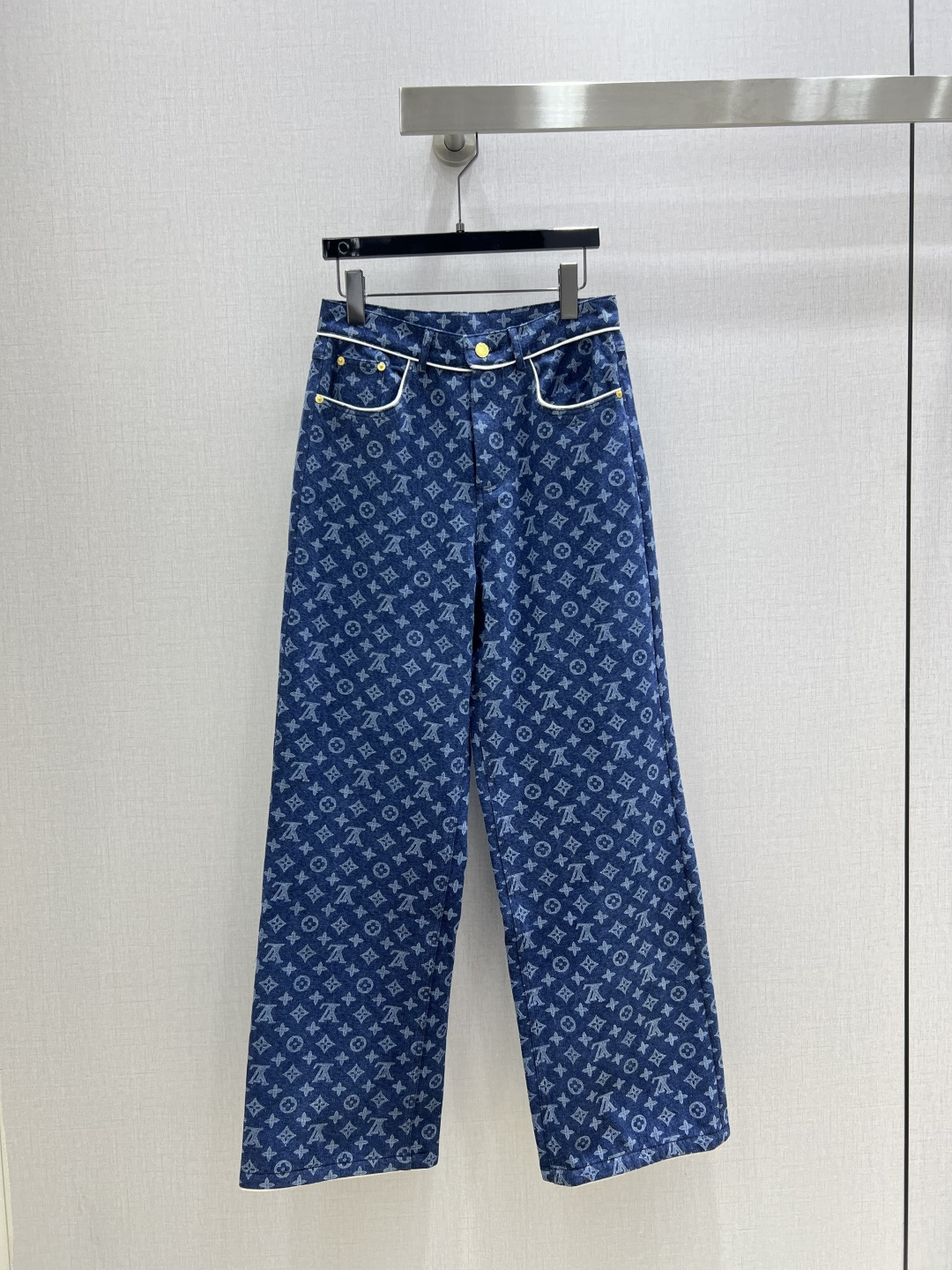 NO:496324,Highly recommended LV*2025 early autumn new style wide-leg denim trousers denim old-fashioned jacquard decoration inverted flower design fashionable and elegant one color SML code high-quality ABC,,louis vuitton,alexander wang19860909强烈推荐 LV*2025早秋新款 阔腿牛仔长裤 牛仔老花提花装饰 倒花设计时尚大方 一个色 SML码 高品质ABC,,louis vuitton,alexander wang,Women's clothing