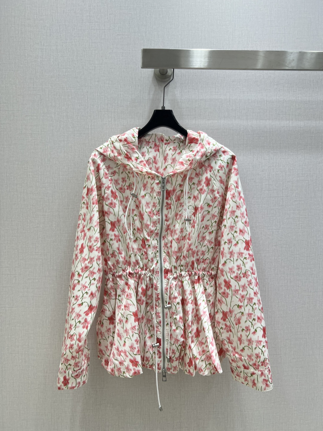 NO:497945,Highly recommended LOE*2025 spring and summer new style, floral printed hooded long-sleeved jacket, waist drawstring design, embroidered logo embellishment, flower bud style hooded windbreaker waist-hugging design, super beautiful and cool!  One color SML code high quality ABC, loewe, jackets & coats,hats,alexander wang19860909强烈推荐 LOE*2025春夏新款 花卉印花连帽长袖外套,腰间抽绳设计,刺绣logo点缀,花苞版型连帽风衣收腰设计超显腰身,又美又飒！一个色 SML码 高品质ABC,,loewe,jackets & coats,hats,alexander wang,Women's clothing