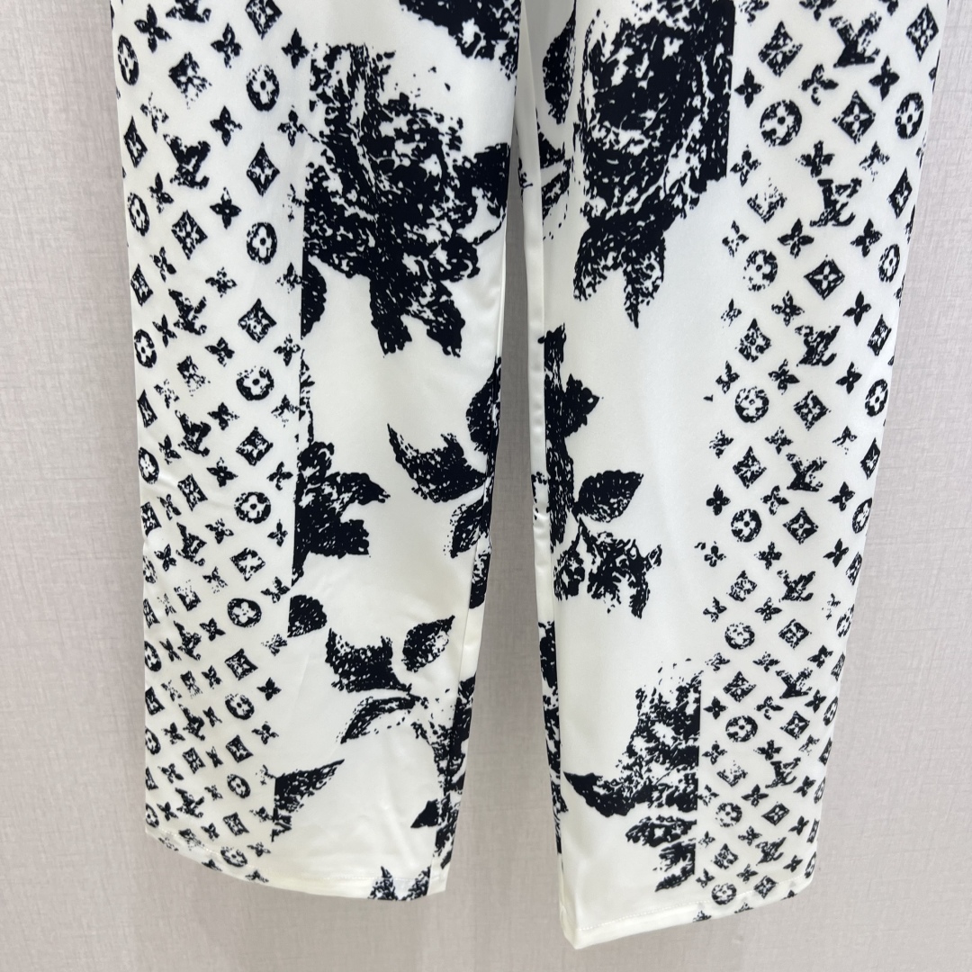 Louis Vuitton 2025 Spring/Summer Printed Straight-Leg Trousers 7 cmp i1754331975357 2185 0 5