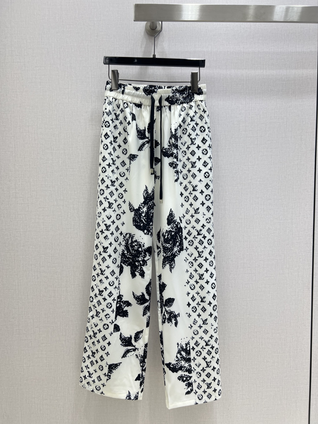 Louis Vuitton 2025 Spring/Summer Printed Straight-Leg Trousers 2 cmp i1754331980535 9994 0 0
