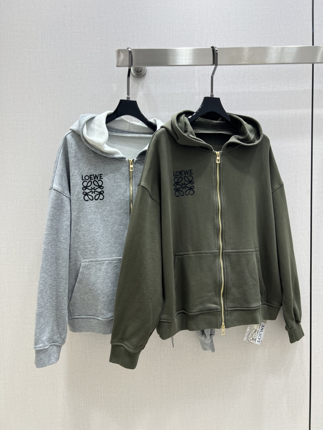 NO:496308,Highly recommended LOE*2025 early autumn new style, hooded zipper long-sleeved jacket, everything can be perfectly controlled~ high-end ready-to-wear methods, the details are so beautiful!  Exquisite and daily, easy to control!  Great texture!  Age-reducing fashion casual girlish feeling, strong recommendation two colors SML code high-quality ABC, loewe, jackets & coats,hats,alexander wang19860909强烈推荐 LOE*2025早秋新款 连帽拉链长袖外套 各种都能完美驾驭～高级成衣做法,细节美到爆！精美又日常,轻松驾驭！质感棒棒哒！减龄 时尚 休闲少女感,强推 两个色 SML码 高品质ABC,,loewe,jackets & coats,hats,alexander wang,Women's clothing