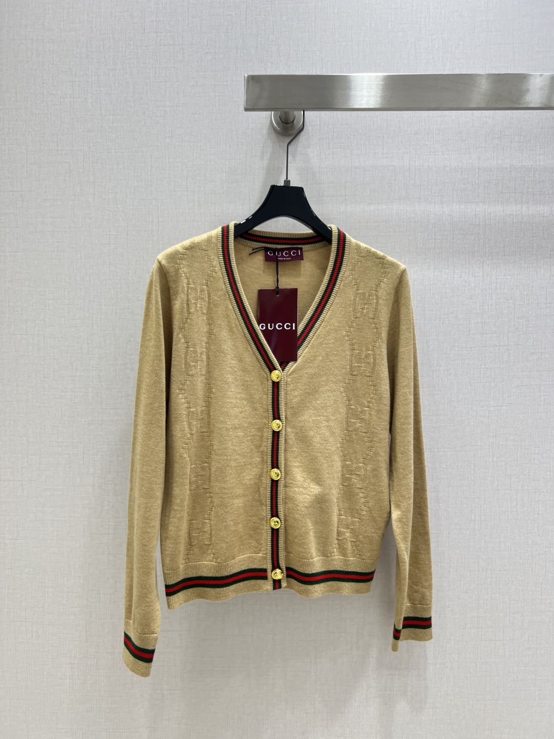 NO:492813,Highly recommended GUC*2025 early autumn new style, spliced ​​long-sleeved sweater jacket, wool, delicate and soft texture. A classic age-reducing item!  The style is not picky about others and looks slim!  The perfect item that is a must-have for white and rich beauty. The texture is excellent and the workmanship is perfect!  SML big orders are sold!  Two colors SML code high quality ABC, gucci, jackets & coats, sweaters, alexander wang19860909强烈推荐 GUC*2025早秋新款 拼接长袖毛衣外套 羊毛 质感细腻软糯.经典减龄单品！版型不挑人上身巨显瘦！白富美必收的完美单品.质感超赞完美做工品质！现货开抢 SML 大单子甩过来！两个色 SML码 高品质ABC,,gucci,jackets & coats,sweaters,alexander wang,Women's clothing