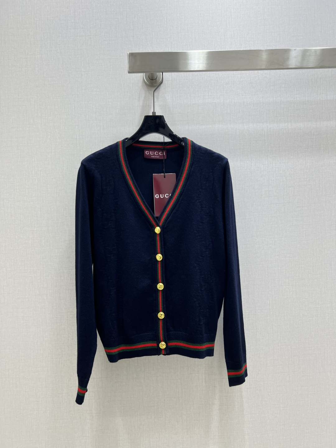 NO:492828,Highly recommended GUC*2025 early autumn new style, spliced ​​long-sleeved sweater jacket, wool, delicate and soft texture. A classic age-reducing item!  The style is not picky about others and looks slim!  The perfect item that is a must-have for white and rich beauty. The texture is excellent and the workmanship is perfect!  SML big orders are sold!  Two colors SML code high quality ABC, gucci, jackets & coats, sweaters, alexander wang19860909强烈推荐 GUC*2025早秋新款 拼接长袖毛衣外套 羊毛 质感细腻软糯.经典减龄单品！版型不挑人上身巨显瘦！白富美必收的完美单品.质感超赞完美做工品质！现货开抢 SML 大单子甩过来！两个色 SML码 高品质ABC,,gucci,jackets & coats,sweaters,alexander wang,Women's clothing