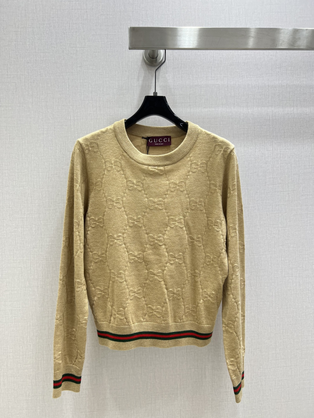 NO:492851,Highly recommended GUC*2025 early autumn new style, classic spliced ​​long-sleeved top, classic sweater, wool, delicate and soft texture. Classic age-reducing item!  The style is not picky about others and looks slim!  The perfect item that is a must-have for white and rich beauty. The texture is excellent and the workmanship is perfect!  SML big orders are sold!  Two colors SML code high quality ABC, gucci, sweaters, alexander wang19860909强烈推荐 GUC*2025早秋新款 经典拼接长袖上衣 经典毛衣 羊毛 质感细腻软糯.经典减龄单品！版型不挑人上身巨显瘦！白富美必收的完美单品.质感超赞完美做工品质！现货开抢 SML 大单子甩过来！两个色 SML码 高品质ABC,,gucci,sweaters,alexander wang,Women's clothing