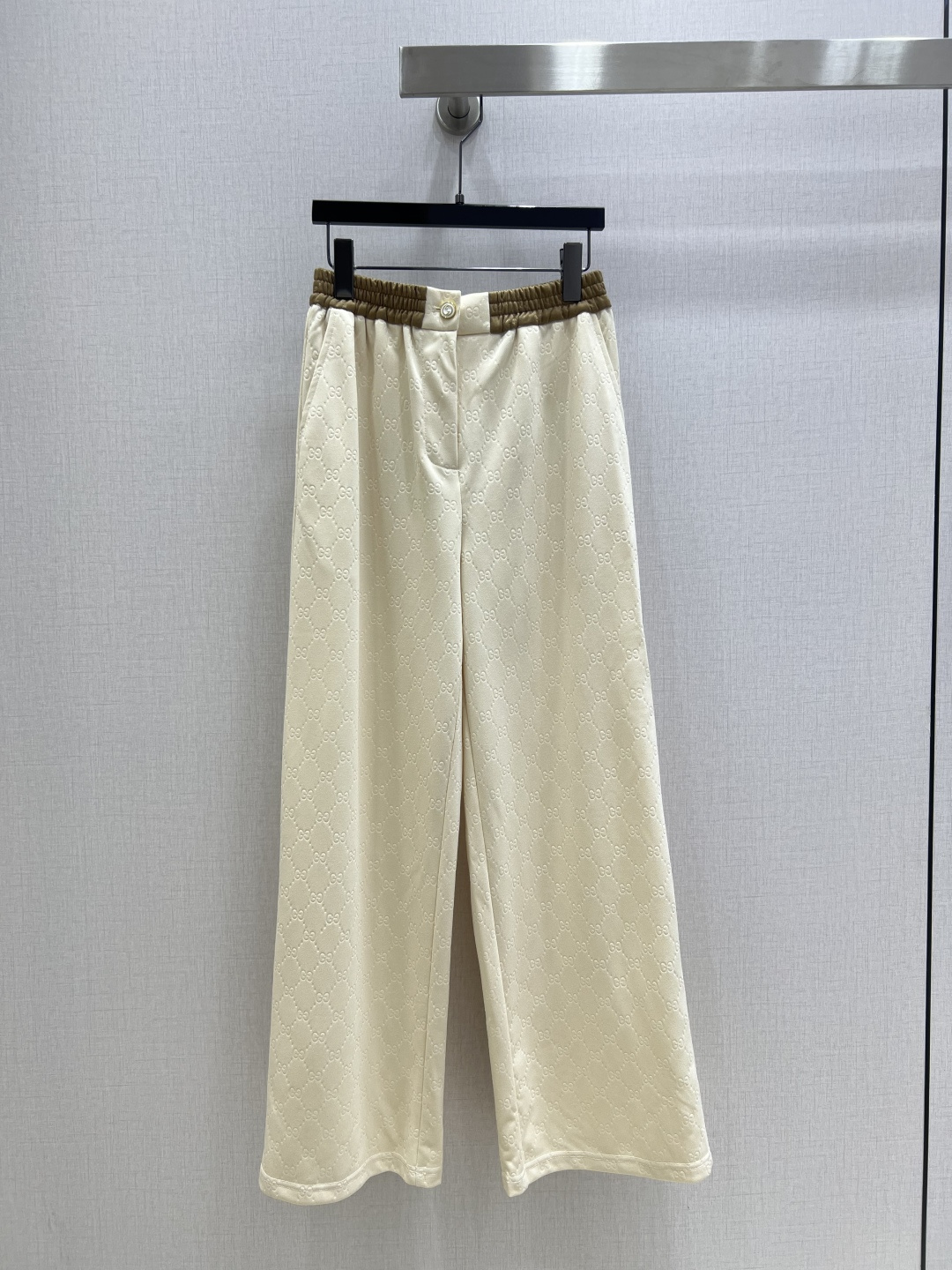 NO:492873,Highly recommended GUC*2025 early autumn new style embossed pocket wide-leg trousers, not picky about body shape requirements, especially good on the upper body!  The matching style is also very popular. Exquisite and high-end customization. The textured fabric is super texture. Retro and elegant. The upper body is cool and handsome. The age-reducing fashionable style. Two colors. SML code. High-quality AB,,gucci,alexander wang.19860909强烈推荐 GUC*2025早秋新款 压花口袋阔腿长裤 不挑剔身形要求 上身特别赞！搭配的风格也很通吃 精致高级定制 富有肌理感的面料质感超赞 复古优雅 上身酷帅减龄时髦精 两个色 SML码 高品质AB,,gucci,alexander wang,Women's clothing