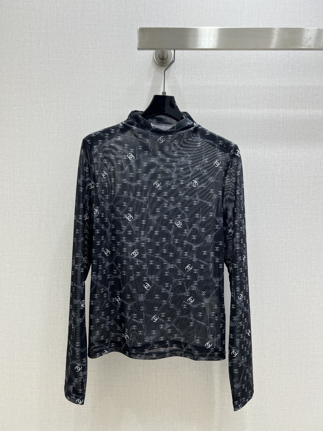 NO:499807,Highly recommended CHA*2025 early autumn new style, double C mesh long-sleeved top, penetrating print, high-end and atmospheric, soft and elastic, comfortable, full of high-end outfit, semi-transparent, innovative fabric, light and soft, and the real thing is very good!  Tighten your body to show off your figure, your upper body is fashionable and versatile, and your outfit is beautiful. It is also beautiful to wear it off when you take off your coat!  High-quality workmanship depends on details Two colors SML code High-quality ABC, Jackets & coats,alexander wang19860909强烈推荐 CHA*2025早秋新款 格双C网纱长袖上衣 渗透印花 高级大气 柔软弹力很舒服 满满的穿搭高级感 半透视 创新面料 轻盈柔软 实物非常赞！紧身显身材 上身洋气百搭,穿搭好看 脱掉外套里搭也是美美的！高品质做工看细节 两个色 SML码 高品质ABC,,jackets & coats,alexander wang,Women's clothing