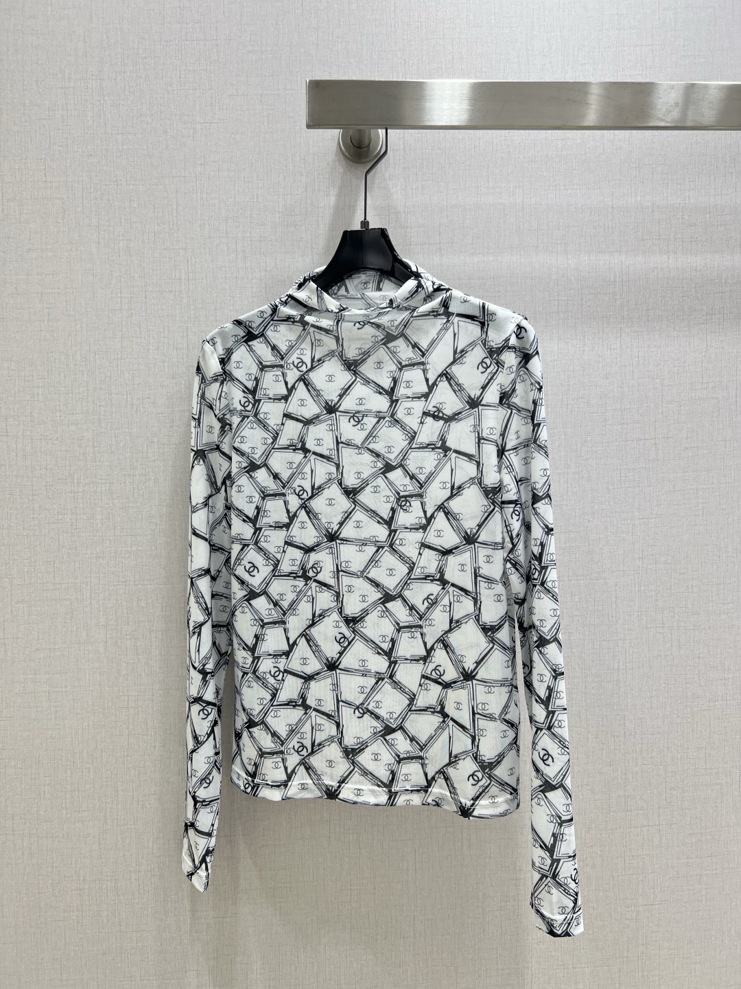 NO:499816,Highly recommended CHA*2025 early autumn new style, double C mesh long-sleeved top, penetrating print, high-end and atmospheric, soft and elastic, comfortable, full of high-end outfit, semi-transparent, innovative fabric, light and soft, and the real thing is very good!  Tighten your body to show off your figure, your upper body is fashionable and versatile, and your outfit is beautiful. It is also beautiful to wear it off when you take off your coat!  High-quality workmanship depends on details Two colors SML code High-quality ABC, Jackets & coats,alexander wang19860909强烈推荐 CHA*2025早秋新款 格双C网纱长袖上衣 渗透印花 高级大气 柔软弹力很舒服 满满的穿搭高级感 半透视 创新面料 轻盈柔软 实物非常赞！紧身显身材 上身洋气百搭,穿搭好看 脱掉外套里搭也是美美的！高品质做工看细节 两个色 SML码 高品质ABC,,jackets & coats,alexander wang,Women's clothing