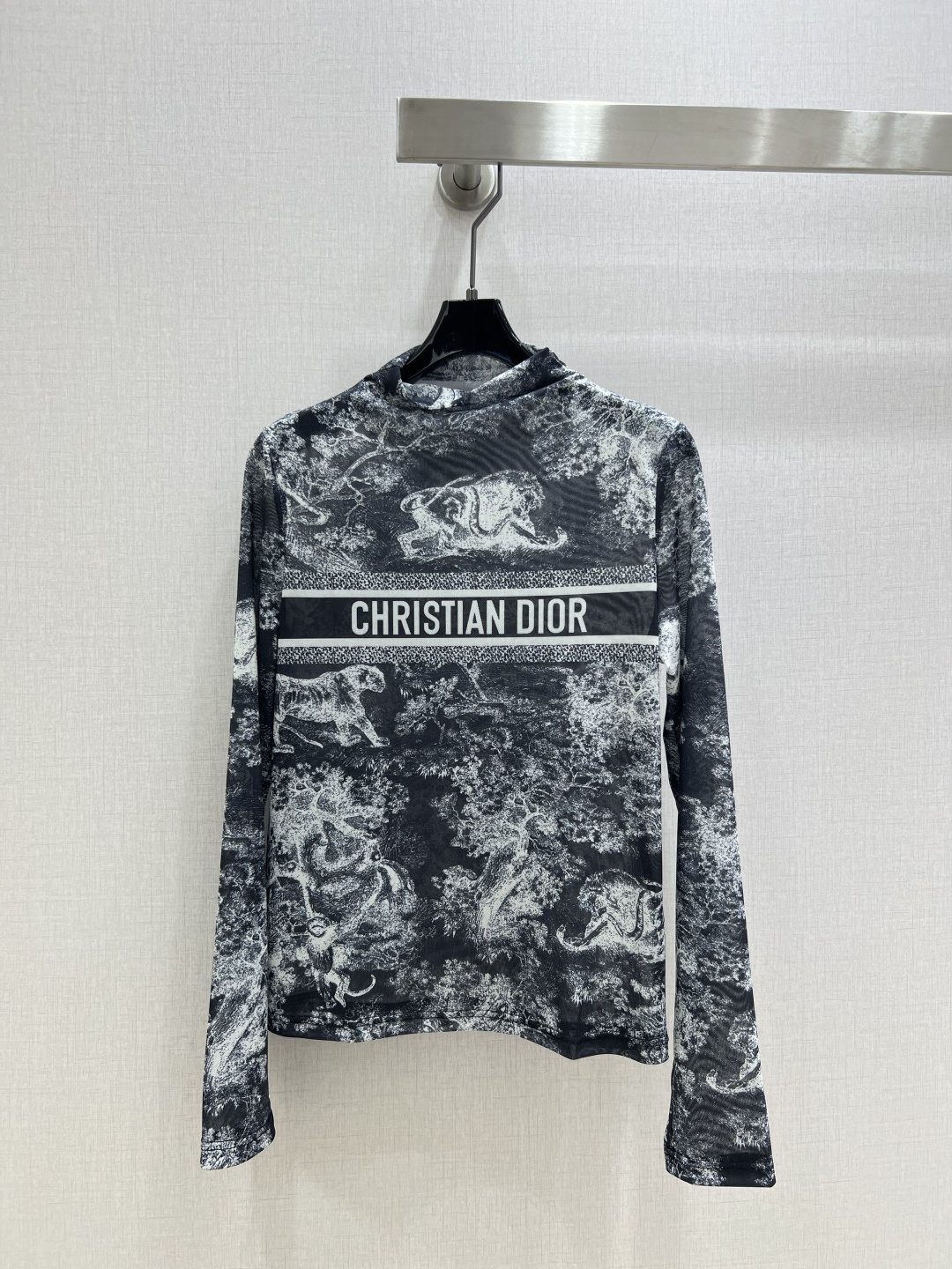 NO:499826,Highly recommended DiO*2025 early autumn new model, animal pattern mesh long-sleeved top, penetrating print, high-end atmosphere, soft and elastic, comfortable, full of high-end outfit, semi-transparent, innovative fabric, light and soft, and the real thing is very good!  Tighten your body to show off your figure, your upper body is fashionable and versatile, and your outfit is beautiful. It is also beautiful to wear it off when you take off your coat!  High-quality workmanship depends on details One color SML code High-quality ABC,,dior,jackets & coats,alexander wang19860909强烈推荐 DiO*2025早秋新款 动物图案网纱长袖上衣 渗透印花 高级大气 柔软弹力很舒服 满满的穿搭高级感 半透视 创新面料 轻盈柔软 实物非常赞！紧身显身材 上身洋气百搭,穿搭好看 脱掉外套里搭也是美美的！高品质做工看细节 一个色 SML码 高品质ABC,,dior,jackets & coats,alexander wang,Women's clothing