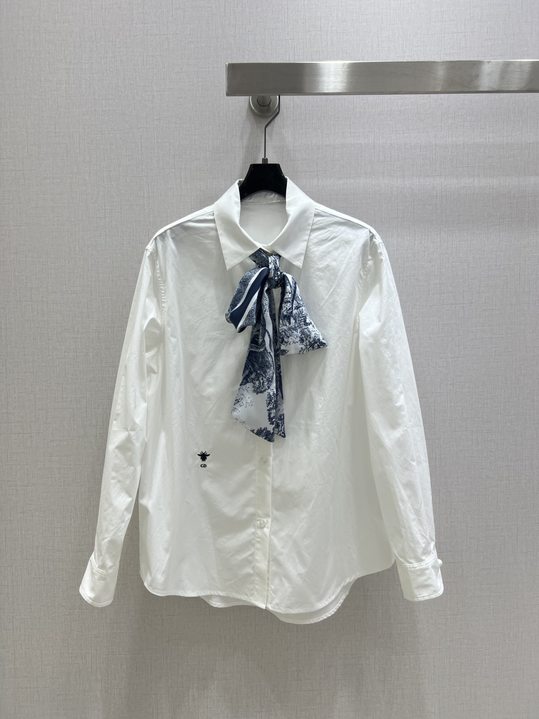 NO:496066,Highly recommended DIO*2025 early autumn new style, ribbon long-sleeved shirt, low-key luxury three-dimensional tailoring, streamlined line design, noble, elegant and gentle and intellectual temperament, imported special materials, amazing when received, custom fabric texture is super!  One color SML code high quality ABC, dior,shirts,alexander wang19860909强烈推荐 DIO*2025早秋新款 丝带长袖衬衫 低调奢华立体剪裁 精简线条感设计 高贵典雅又尽显温柔知性的气质 进口特殊材质 收到手会很惊艳 定制面料质感超赞！一个色 SML码 高品质ABC,,dior,shirts,alexander wang,Women's clothing