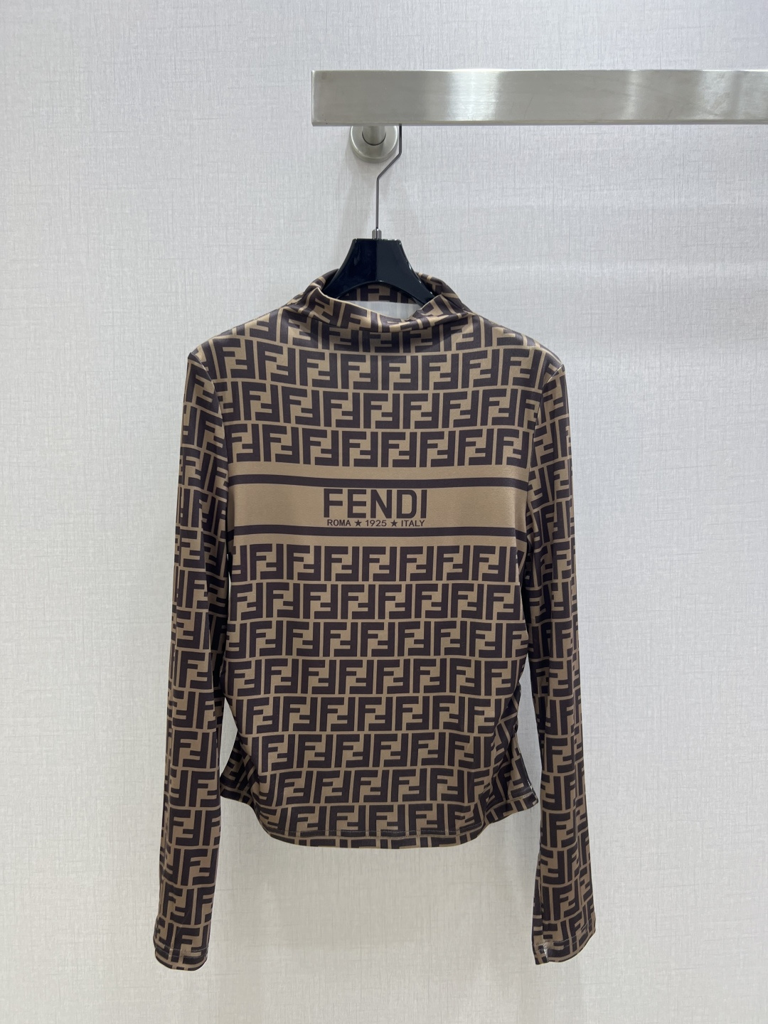 NO:499846,Highly recommended FEN*2025 early autumn new style, old-fashioned ice silk ribbed long-sleeved top, delicate and soft texture, a classic age-reducing item!  The style is not picky about others and looks slim!  The perfect item that is a must-have for white and rich beauty. The texture is excellent and the workmanship is perfect!  One color SML code high quality ABC, fendi, alexander wang19860909强烈推荐 FEN*2025早秋新款 老花冰丝罗纹长袖上衣 质感细腻软糯.经典减龄单品！版型不挑人上身巨显瘦！白富美必收的完美单品.质感超赞完美做工品质！一个色 SML码 高品质ABC,,fendi,alexander wang,Women's clothing