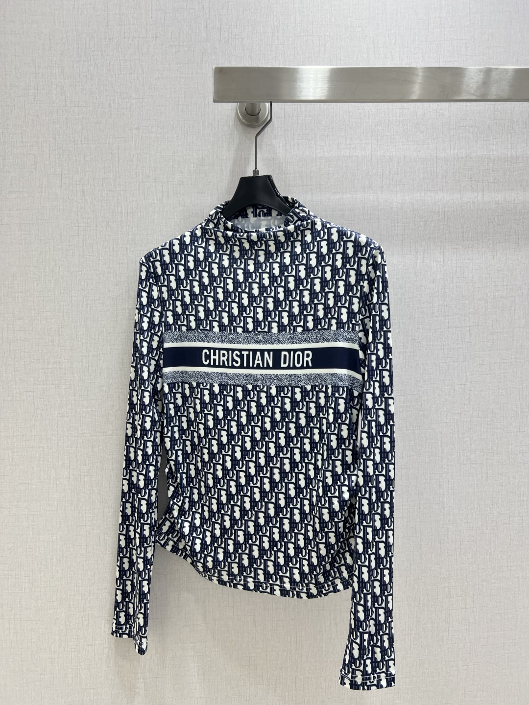 NO:499856,Highly recommended DIO*2025 early autumn new style, old-fashioned ice silk ribbed long-sleeved top, delicate and soft texture, a classic age-reducing item!  The style is not picky about others and looks slim!  The perfect item that is a must-have for white and rich beauty. The texture is excellent and the workmanship is perfect!  One color SML code high quality ABC, dior, alexander wang19860909强烈推荐 DIO*2025早秋新款 老花冰丝罗纹长袖上衣 质感细腻软糯.经典减龄单品！版型不挑人上身巨显瘦！白富美必收的完美单品.质感超赞完美做工品质！一个色 SML码 高品质ABC,,dior,alexander wang,Women's clothing