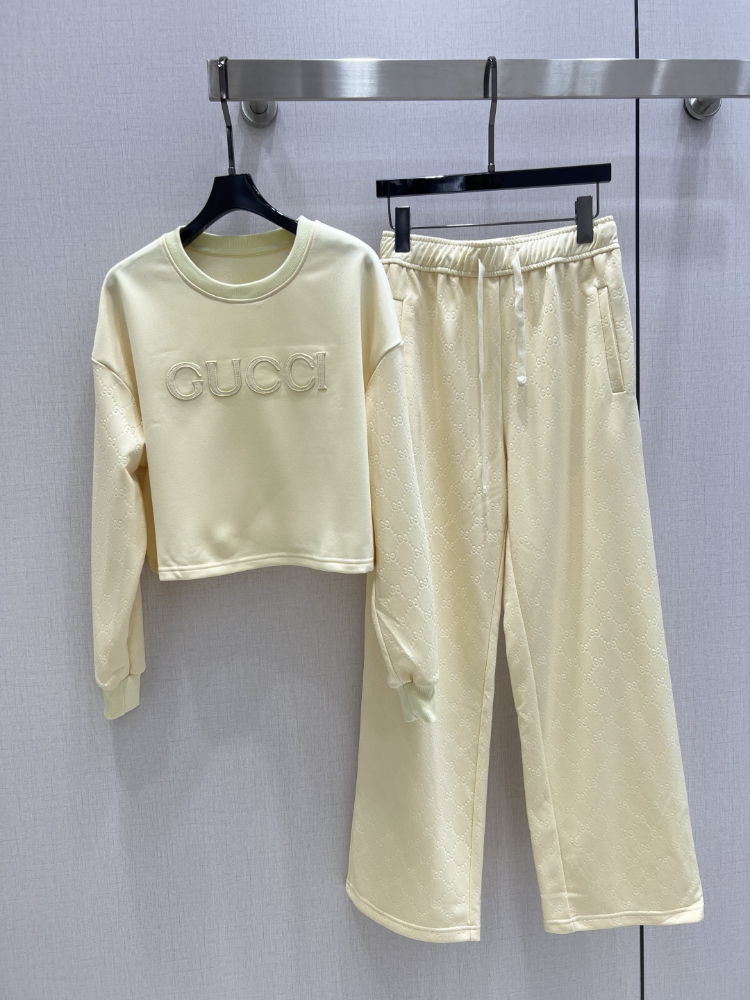 NO:492865,Highly recommended GUC*2025 early autumn new style casual trousers suit. There is no reason to reject it. Ke AKI Sa's style, everyday commuting wear is very OK, not picking on occasion. The design is unique, the sense of layering is richer, and the small details are too important. Two colors SML codes, high-quality ABC, gucci, alexander wang19860909强烈推荐 GUC*2025早秋新款 休闲长裤套装 没有理由可以拒绝它.可A可飒的风格,日常通勤穿什么的都是很OK的,不挑场合的.设计独特 层次感更加丰富,满满小细节太加分了 两个色 SML码 高品质ABC,,gucci,alexander wang,Women's clothing