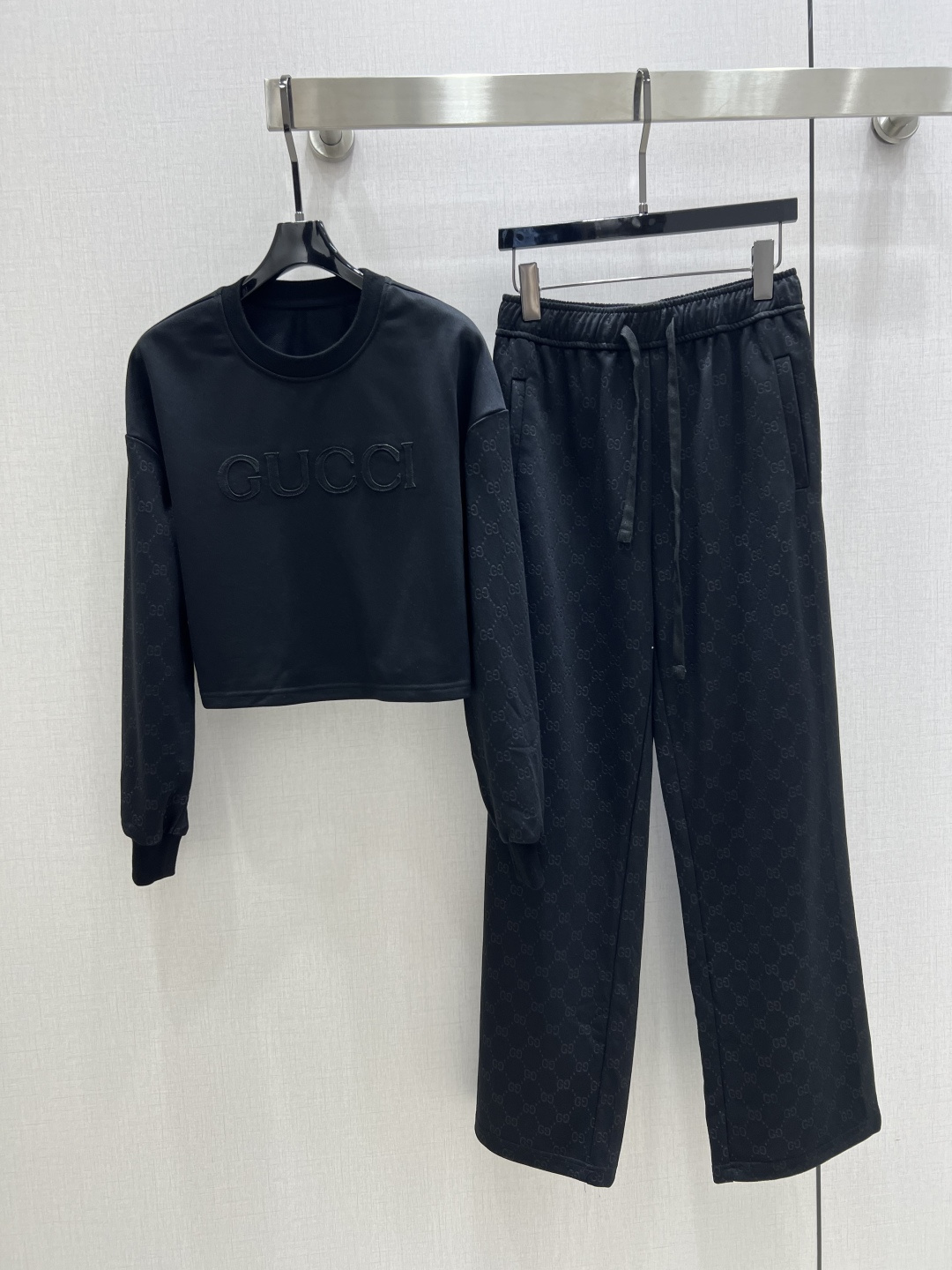 NO:492806,Highly recommended GUC*2025 early autumn new style casual trousers suit. There is no reason to reject it. Ke AKI Sa's style, everyday commuting wear is very OK, not picking on occasion. The design is unique, the sense of layering is richer, and the small details are too important. Two colors SML codes, high-quality ABC, gucci, alexander wang19860909强烈推荐 GUC*2025早秋新款 休闲长裤套装 没有理由可以拒绝它.可A可飒的风格,日常通勤穿什么的都是很OK的,不挑场合的.设计独特 层次感更加丰富,满满小细节太加分了 两个色 SML码 高品质ABC,,gucci,alexander wang,Women's clothing