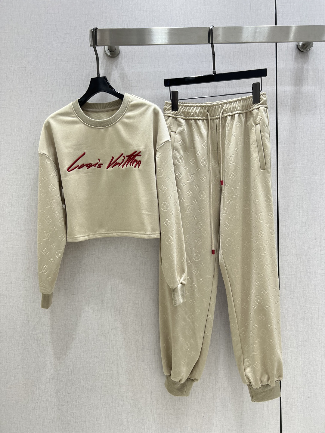 NO:492822,Highly recommended LV*2025 early autumn new style casual print set There is no reason to reject it. Ke A Ke Sa style, daily commuting wear is very OK, not picky about occasions. The design is unique, the sense of layering is richer, and the small details are too important. Two colors SML code, high-quality ABC,,louis vuitton,alexander wang19860909强烈推荐 LV*2025早秋新款 休闲印花套装 没有理由可以拒绝它.可A可飒的风格,日常通勤穿什么的都是很OK的,不挑场合的.设计独特 层次感更加丰富,满满小细节太加分了 两个色 SML码 高品质ABC,,louis vuitton,alexander wang,Women's clothing