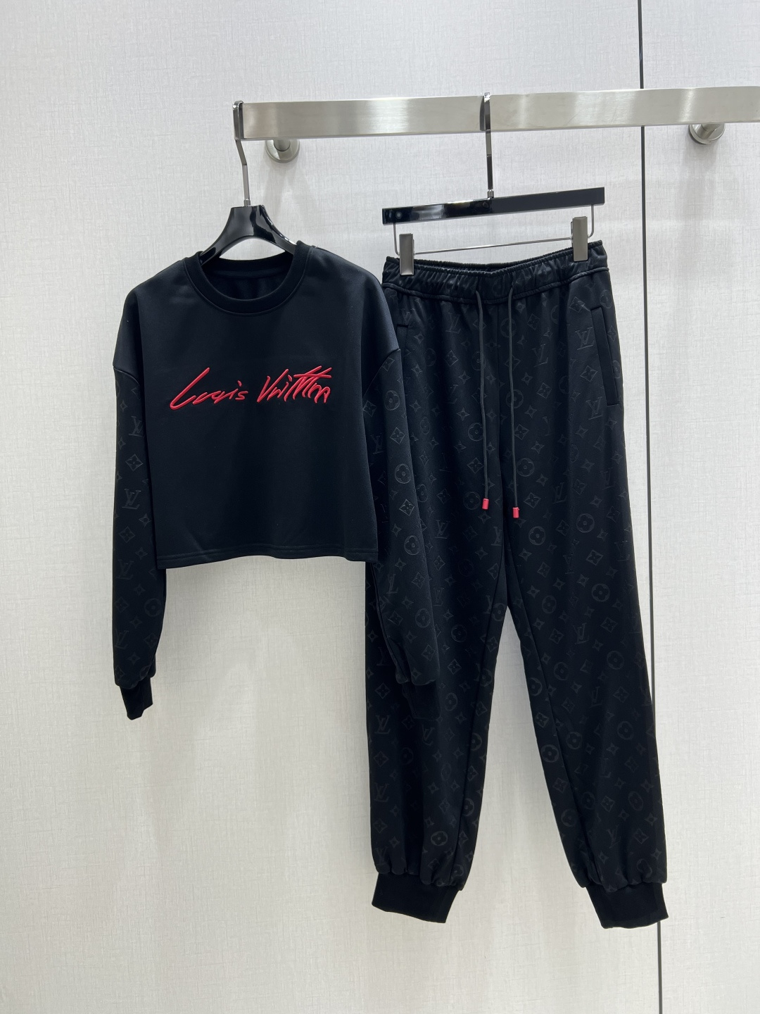 NO:492838,Highly recommended LV*2025 early autumn new style casual print set There is no reason to reject it. Ke A Ke Sa style, daily commuting wear is very OK, not picky about occasions. The design is unique, the sense of layering is richer, and the small details are too important. Two colors SML code, high-quality ABC,,louis vuitton,alexander wang19860909强烈推荐 LV*2025早秋新款 休闲印花套装 没有理由可以拒绝它.可A可飒的风格,日常通勤穿什么的都是很OK的,不挑场合的.设计独特 层次感更加丰富,满满小细节太加分了 两个色 SML码 高品质ABC,,louis vuitton,alexander wang,Women's clothing