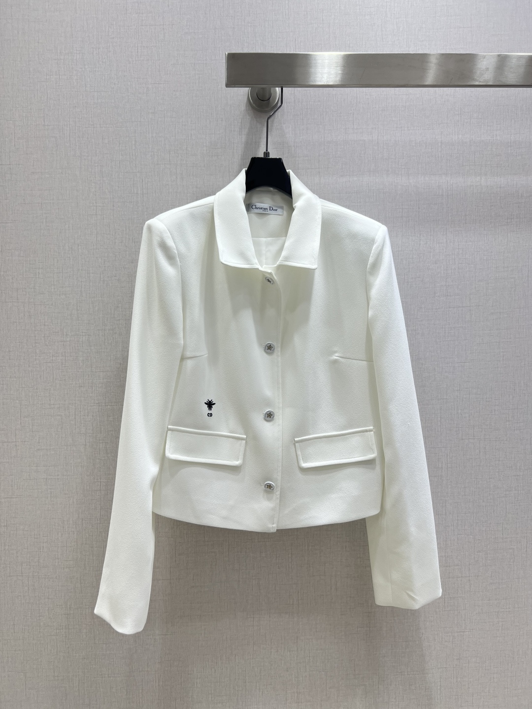 NO:496283,Highly recommended DIO*2025 early autumn new style, embroidered front shoulder long-sleeved jacket, classic design, exquisite and capable and decent upper body, and it is easy to match!  The customized imported fabric is quite crisp and stylish, full of high-end feel. It has a full texture and is fashionable and fashionable. It is recommended to buy it!  Two colors SML code high quality ABC, dior, jackets & coats,alexander wang19860909强烈推荐 DIO*2025早秋新款 刺绣正肩长袖外套 经典款设计,上身精致又干练得体,搭配起来随心应手！定制的进口面料挺括有型,满满的高级感.质感十足,时尚潮流,推荐入手！两个色 SML码 高品质ABC,,dior,jackets & coats,alexander wang,Women's clothing