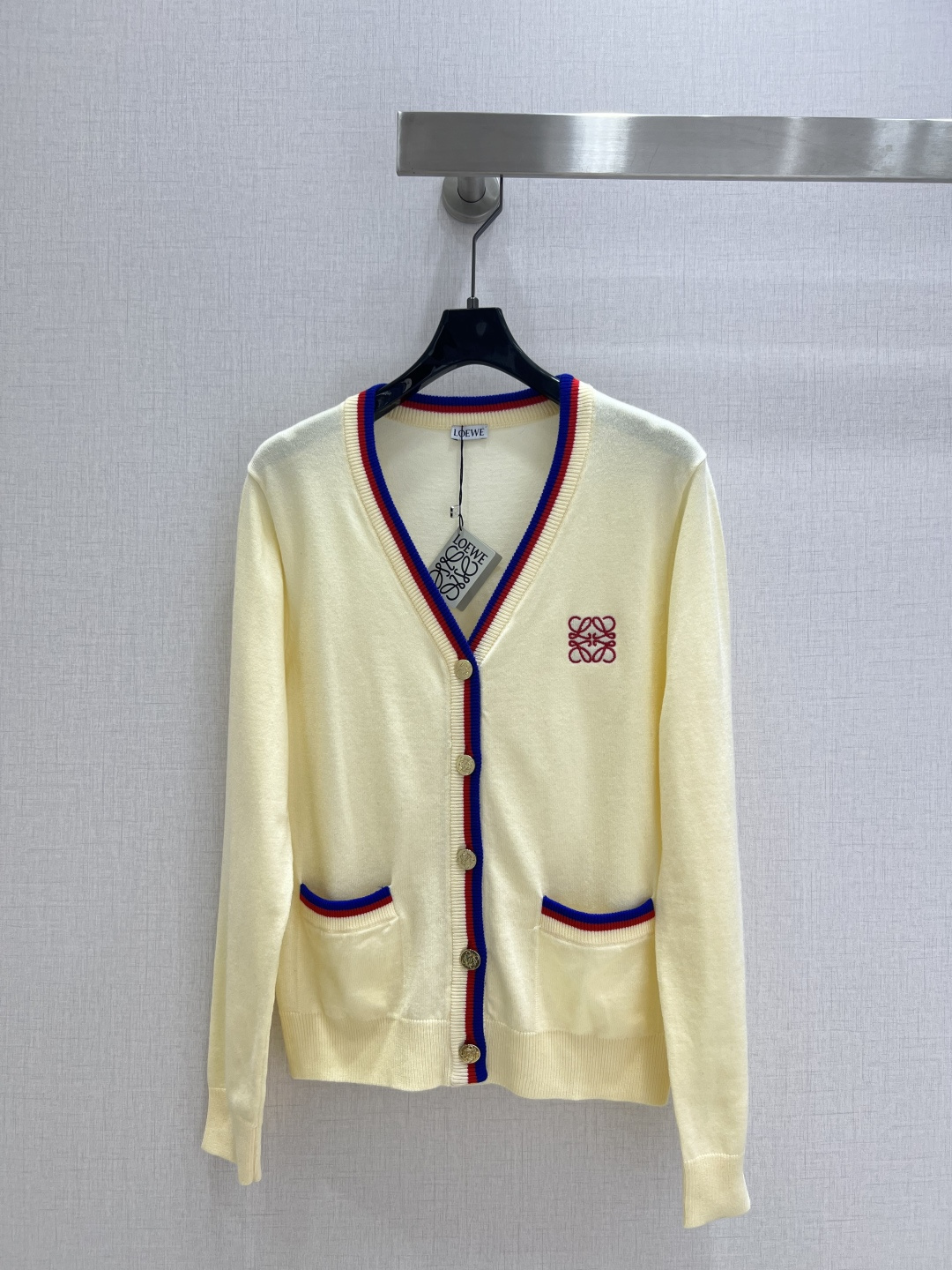 NO:492854,Highly recommended LOE*2025 early autumn new style, college style spliced ​​cardigan top coat, wool texture, delicate and soft. Classic age-reducing item!  The three-dimensional logo letter design is fashionable and handsome!  The style is not picky about others and looks slim!  The perfect item that is a must-have for white and rich beauty. The texture is excellent and the workmanship is perfect!  Spot stock and grab big orders!  Two colors SML code high quality ABC, loewe, jackets & coats,alexander wang19860909强烈推荐 LOE*2025早秋新款 学院风拼接开衫上衣外套 羊毛 质感细腻软糯.经典减龄单品！立体Logo字母设计时髦又帅气！版型不挑人上身巨显瘦！白富美必收的完美单品.质感超赞完美做工品质！现货开抢 大单子甩过来！两个色 SML码 高品质ABC,,loewe,jackets & coats,alexander wang,Women's clothing