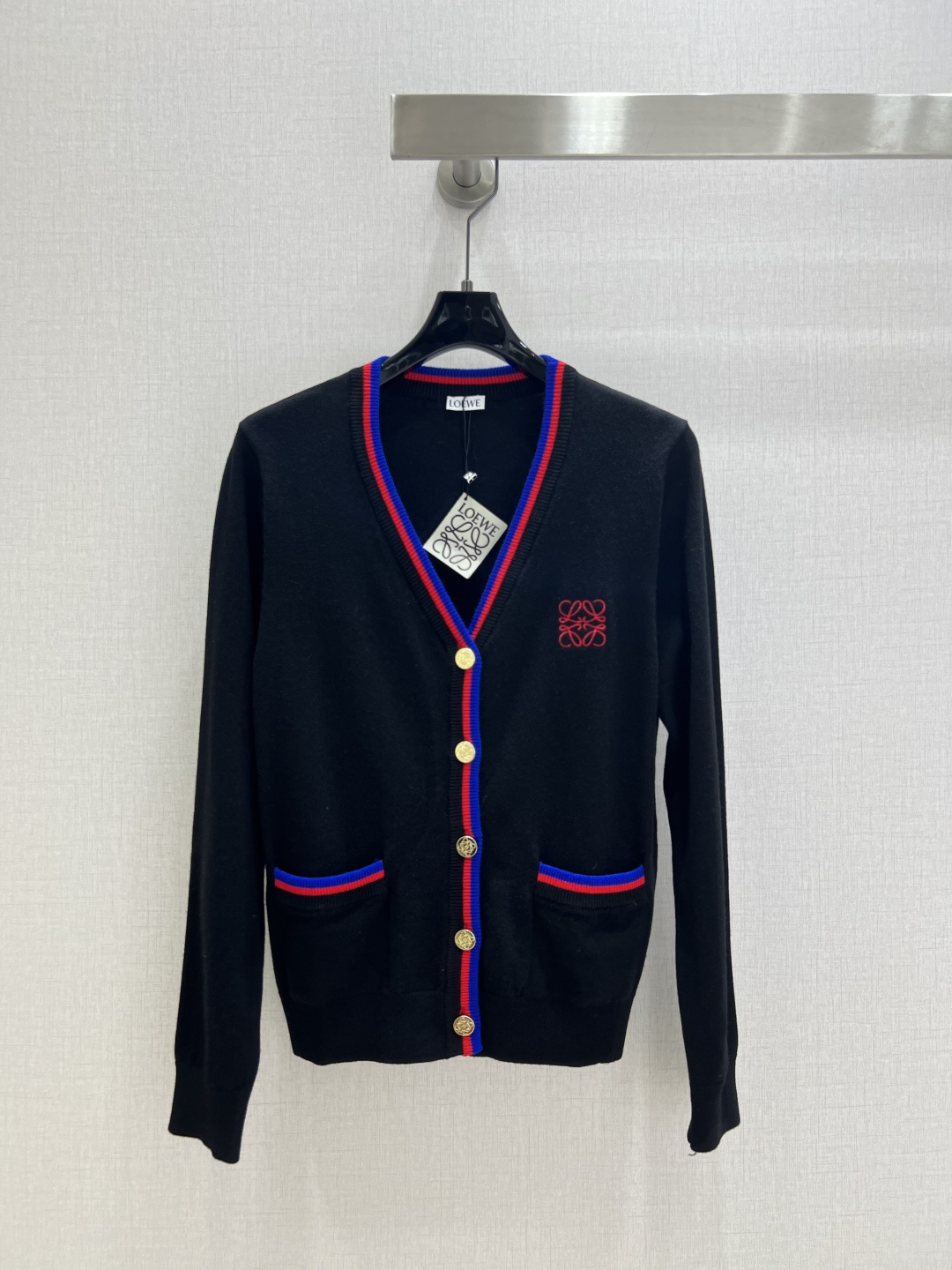 NO:492869,Highly recommended LOE*2025 early autumn new style, college style spliced ​​cardigan top coat, wool texture, delicate and soft. Classic age-reducing item!  The three-dimensional logo letter design is fashionable and handsome!  The style is not picky about others and looks slim!  The perfect item that is a must-have for white and rich beauty. The texture is excellent and the workmanship is perfect!  Spot stock and grab big orders!  Two colors SML code high quality ABC, loewe, jackets & coats,alexander wang19860909强烈推荐 LOE*2025早秋新款 学院风拼接开衫上衣外套 羊毛 质感细腻软糯.经典减龄单品！立体Logo字母设计时髦又帅气！版型不挑人上身巨显瘦！白富美必收的完美单品.质感超赞完美做工品质！现货开抢 大单子甩过来！两个色 SML码 高品质ABC,,loewe,jackets & coats,alexander wang,Women's clothing