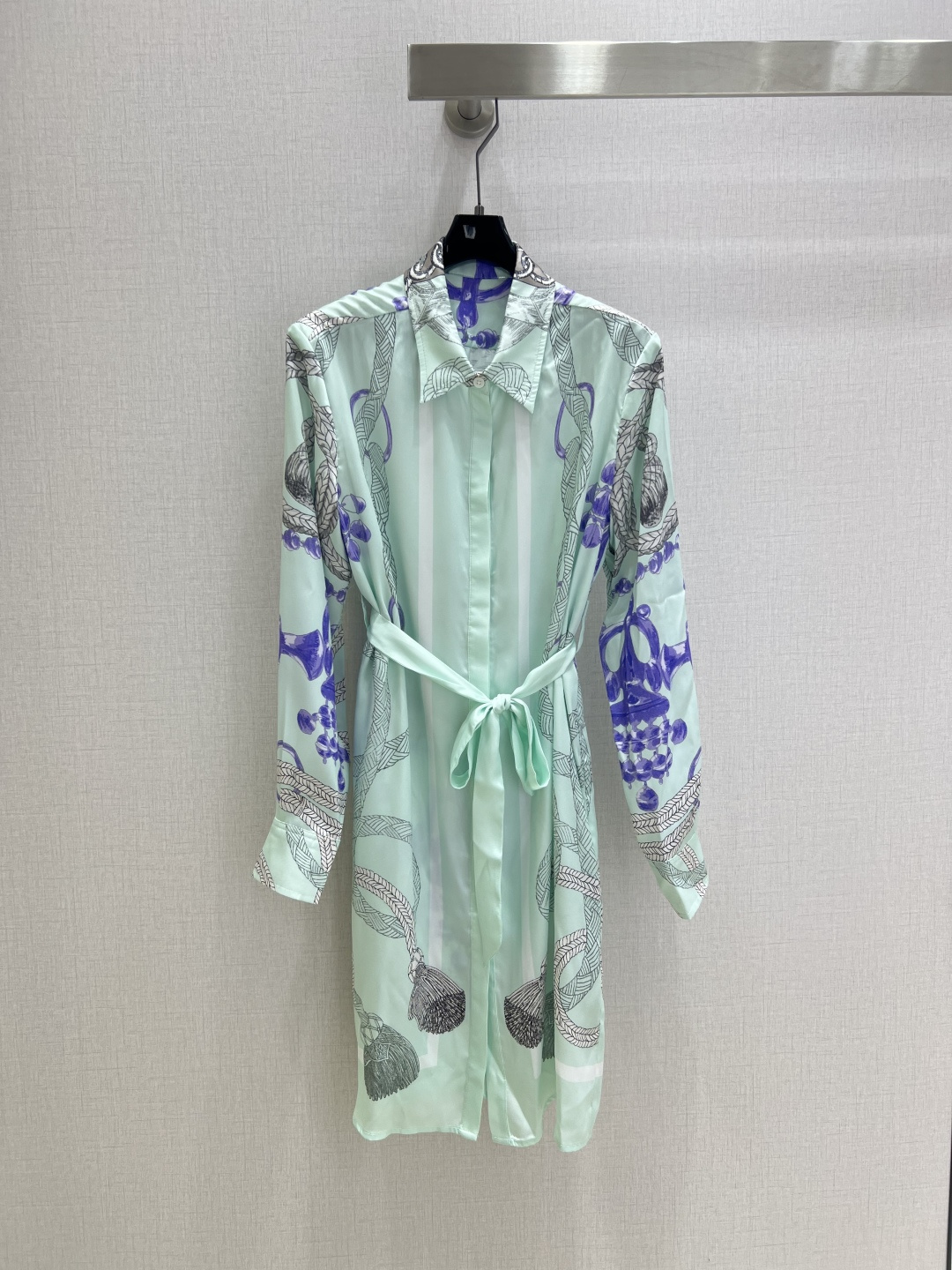 NO:487996,Highly recommended HER*2025 early autumn new style, printed belt shirt dress, a must-have versatile item for white and rich beauty!  Full positioning printing, the temperamental small lapel H-shaped style is simple and elegant. The casual belt is super slim on the upper body, and the perfect workmanship quality depends on the details!  Two colors SML code high quality, skirts,shirts,alexander wang19860909强烈推荐 HER*2025早秋新款 印花腰带衬衫连衣裙 白富美必备百搭单品！全定位印花,气质小翻领H版型简约大气.随性系上腰带上身超显瘦,完美做工品质看细节！两个色 SML码 高品质,,skirts,shirts,alexander wang,Women's clothing