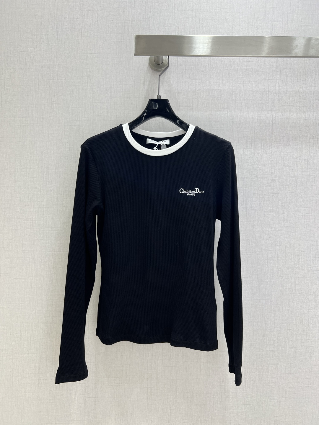 NO:547724,Highly recommended DIO*2025 early autumn new style, contrasting round neck long-sleeved top, high custom threaded strip imported fabric, embroidered logo embellishment, versatile style, two colors, SML code, high-quality ABC,,dior,alexander wang19860909强烈推荐 DIO*2025早秋新款 撞色圆领长袖上衣 高定制螺纹条进口面料 刺绣logo装饰点缀 百搭款 两个色 SML码 高品质ABC,,dior,alexander wang,Women's clothing