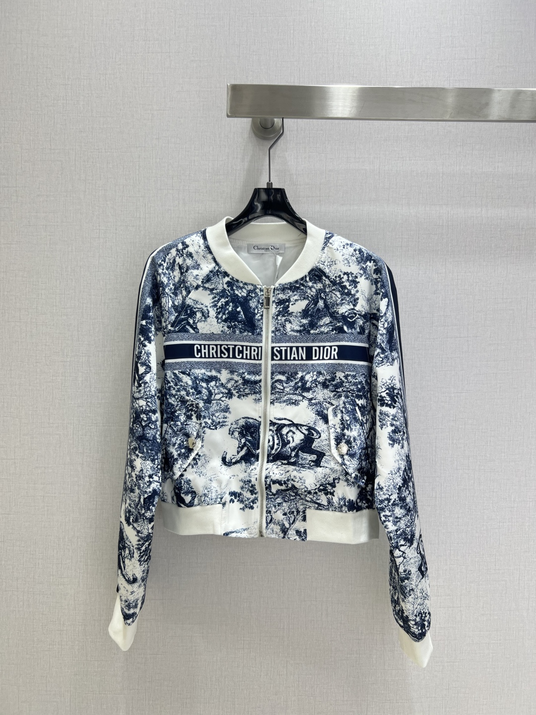 NO:490949,Highly recommended Dior*2025 early autumn new style animal printed long-sleeved jacket, chest letter logo print decoration, animal printed fabric, custom logo button chain head, neckline/cuff/hem white threaded fabric splicing, full of style, one color SML code, high quality,,dior,jackets & coats,alexander wang19860909强烈推荐 Dior*2025早秋新款 动物印花长袖外套 胸前字母logo印花装饰 动物印花面料 定制logo纽扣链头 领口/袖口/下摆白色螺纹面料拼接 版型洋气十足 一个色 SML码 高品质,,dior,jackets & coats,alexander wang,Women's clothing