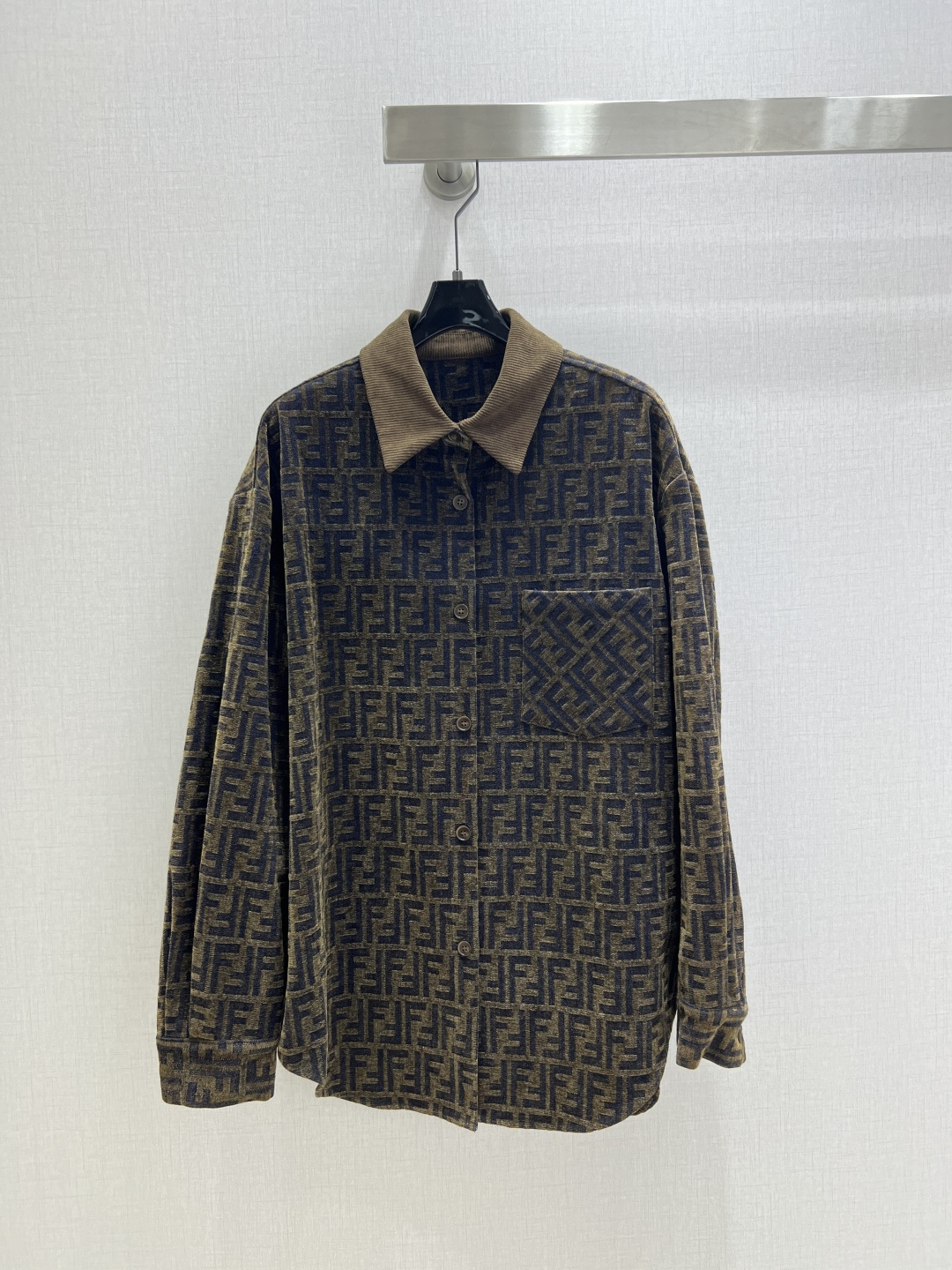 NO:492707,Highly recommended FEN* New Corduroy Jacquard Shirt Jacket Customized YB imported corduroy jacquard material Full texture Lapel spliced ​​shirt style Ready-to-wear double F jacquard letters collide with plain corduroy collar Rich layering Show brand style Loose silhouette stand upright Unlimited figure Can be buckled or opened to create different styles The upper body can easily create a fashionable high street style Customized surface accessories One color SML code High-quality ABC,,fendi, jackets & coats,shirts,alexander wang19860909强烈推荐FEN* 新款 灯芯绒提花衬衫外套 定制YB进口灯芯绒提花材质 质感十足 翻领拼接式衬衣版型 成衣双F提花字母与素色灯芯绒领碰撞 层次感丰富 尽显品牌风范 宽松廓形立挺 不限身材 可系扣或敞开穿出不同风格 上身轻松营造时髦高街风范 定制面辅料 一个色 SML码 高品质ABC,,fendi,jackets & coats,shirts,alexander wang,Women's clothing