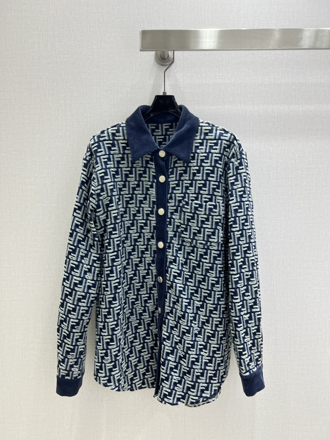 NO:492684,Highly recommended FEN* New Spliced ​​Corduroy Lapel Long Sleeve Shirt Jacket High Custom YB Twill Cotton Washed Buffalo Cotton Fabric Full-body Double F Jacquard Embellishment Delicate Open Mould Buttons High-end Fashion Easy to create a perfect casual style One color SML code High-quality ABC, fendi, jackets & coats,shirts,alexander wang19860909强烈推荐 FEN* 新款 拼接灯芯绒翻领长袖衬衫外套 高定制YB斜纹棉洗水牛仔棉面料 通体双F提花点缀 开模精致纽扣 高级时髦 轻松打造完美休闲范 一个色 SML码 高品质ABC,,fendi,jackets & coats,shirts,alexander wang,Women's clothing