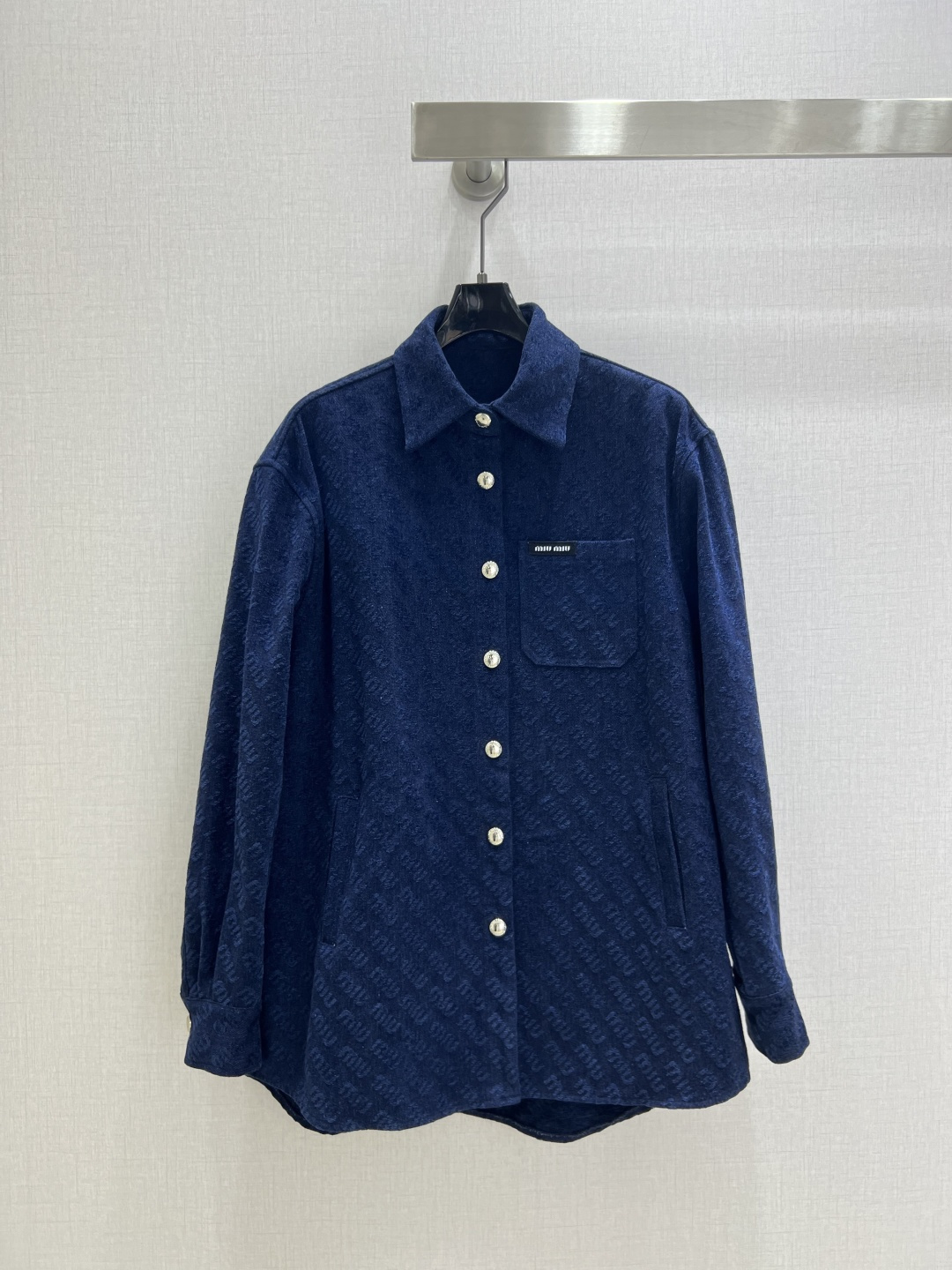 NO:492695,Highly recommended MIU* New Corduroy Jacquard Shirt Jacket Customized YB imported corduroy jacquard material Full texture Lapel spliced ​​shirt style Ready-to-wear jacquard letters collide with plain corduroy collar Rich layering Show brand style Loose silhouette stand upright Unlimited figure Can be buckled or opened to create different styles The upper body can easily create a fashionable high street style Customized surface accessories One color SML code High-quality ABC,,miumiu, jackets & coats,shirts,alexander wang19860909强烈推荐MIU* 新款 灯芯绒提花衬衫外套 定制YB进口灯芯绒提花材质 质感十足 翻领拼接式衬衣版型 成衣提花字母与素色灯芯绒领碰撞 层次感丰富 尽显品牌风范 宽松廓形立挺 不限身材 可系扣或敞开穿出不同风格 上身轻松营造时髦高街风范 定制面辅料 一个色 SML码 高品质ABC,,miumiu,jackets & coats,shirts,alexander wang,Women's clothing