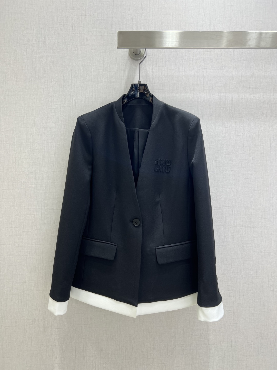 NO:505104,Highly recommended MIU*2025 new style spliced ​​suit jacket Customized YB imported suit material High-quality texture Fully-quality V-collar collar Single button embellishment Simple and elegant style Decoration of letters on chest Alphabet Zizi Decoration on both sides of the hem Increase the styling Contrast design of cuffs and hem Reflects the brand design Loose silhouette cut Shows noble and elegant style Good for commuting and attending important occasions Customized surface accessories One color SML code High-quality ABC,,miumiu, jackets & coats,business suit,alexander wang19860909强烈推荐MIU*2025 新款 拼接西装外套 定制YB进口西装材质 质感上乘 品相十足 V襟衣领 单颗纽扣点缀 款式简约大气 胸前字母章仔装饰 衣摆双侧大口袋 增加造型感 袖口与衣摆拼接撞色设计 体现品牌设计感 宽松廓形剪裁 展现高贵优雅风格 通勤与出席重要场合都好 定制面辅料 一个色 SML码 高品质ABC,,miumiu,jackets & coats,business suit,alexander wang,Women's clothing