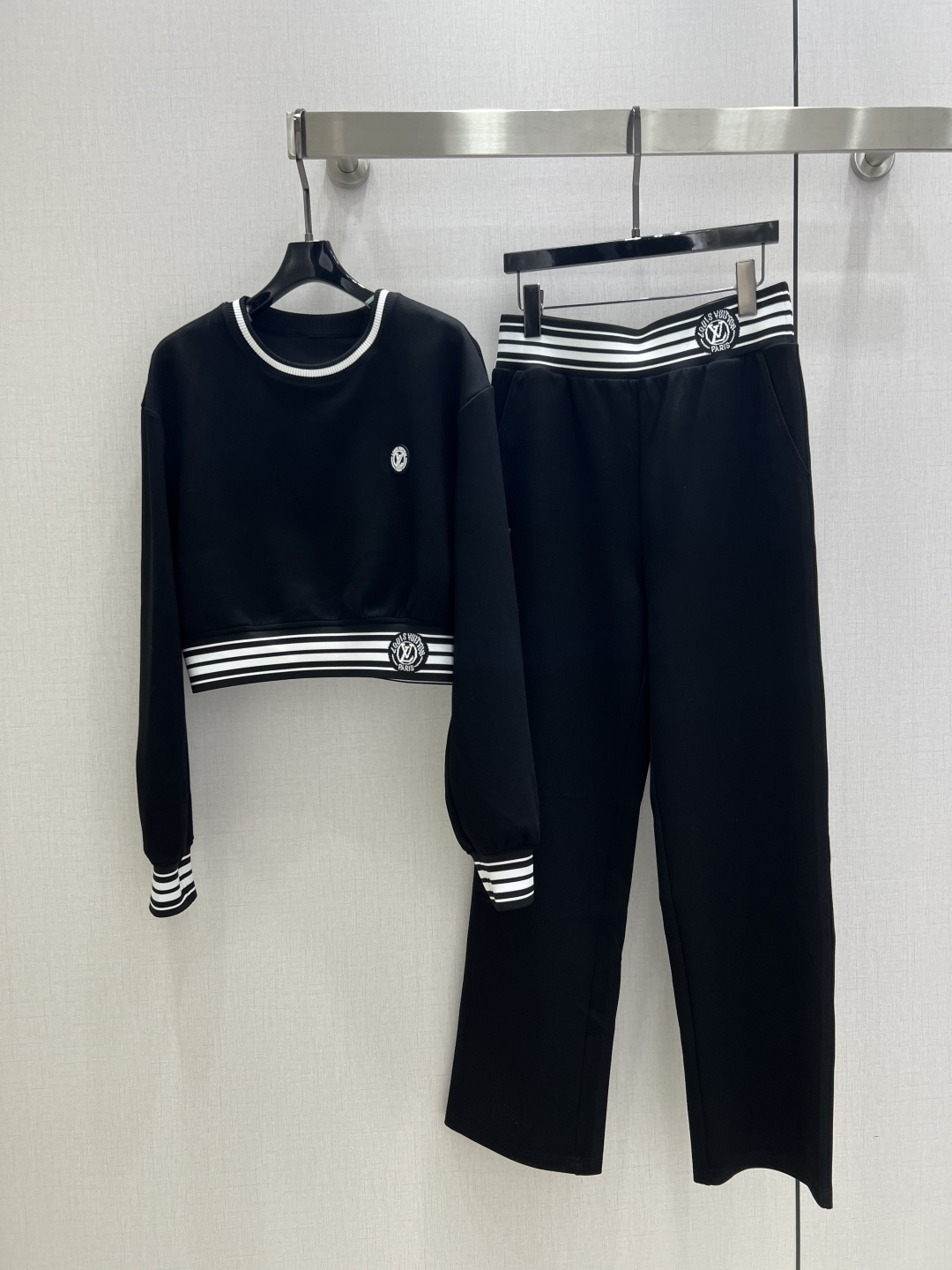 NO:492673,Highly recommended LV* New style casual suit Round neck short long sleeve sweatshirt with straight trousers High custom YB imported fabric Webbing thread logo splicing design chest offset logo decoration A set of top body Superb One color SML code High quality ABC, louis vuitton, hoodie, sweatshirts, alexander wang19860909强烈推荐LV* 新款 休闲套装 圆领短款长袖卫衣搭配直筒长裤 高定制YB进口面料 织带螺纹logo拼接设计款 胸口胶印logo章仔装饰 一套上身超赞 一个色 SML码 高品质ABC,,louis vuitton,hoodie,sweatshirts,alexander wang,Women's clothing