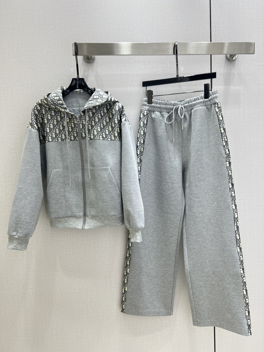 NO:487969,Highly recommended DIO*2025 early autumn new style, spliced ​​hooded jacket and trousers suit, extremely comfortable, there is no reason to reject it. Ke A Ke Sa style, daily commuting wear is very OK, not picky for occasions. The design is unique, the sense of layering is richer, and the small details are too important. Two colors SML codes, high-quality A,,dior, jackets & coats,hats,alexander wang19860909强烈推荐 DIO*2025早秋新款 拼接连帽外套长裤套装 舒适度极强 没有理由可以拒绝它.可A可飒的风格,日常通勤穿什么的都是很OK的,不挑场合的.设计独特 层次感更加丰富,满满小细节太加分了 两个色 SML码 高品质A,,dior,jackets & coats,hats,alexander wang,Women's clothing