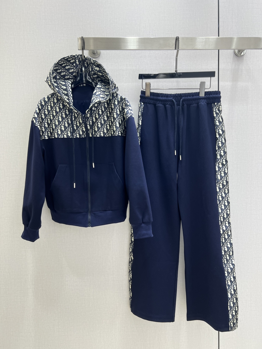 NO:487955,Highly recommended DIO*2025 early autumn new style, spliced ​​hooded jacket and trousers suit, extremely comfortable, there is no reason to reject it. Ke A Ke Sa style, daily commuting wear is very OK, not picky for occasions. The design is unique, the sense of layering is richer, and the small details are too important. Two colors SML codes, high-quality A,,dior, jackets & coats,hats,alexander wang19860909强烈推荐 DIO*2025早秋新款 拼接连帽外套长裤套装 舒适度极强 没有理由可以拒绝它.可A可飒的风格,日常通勤穿什么的都是很OK的,不挑场合的.设计独特 层次感更加丰富,满满小细节太加分了 两个色 SML码 高品质A,,dior,jackets & coats,hats,alexander wang,Women's clothing