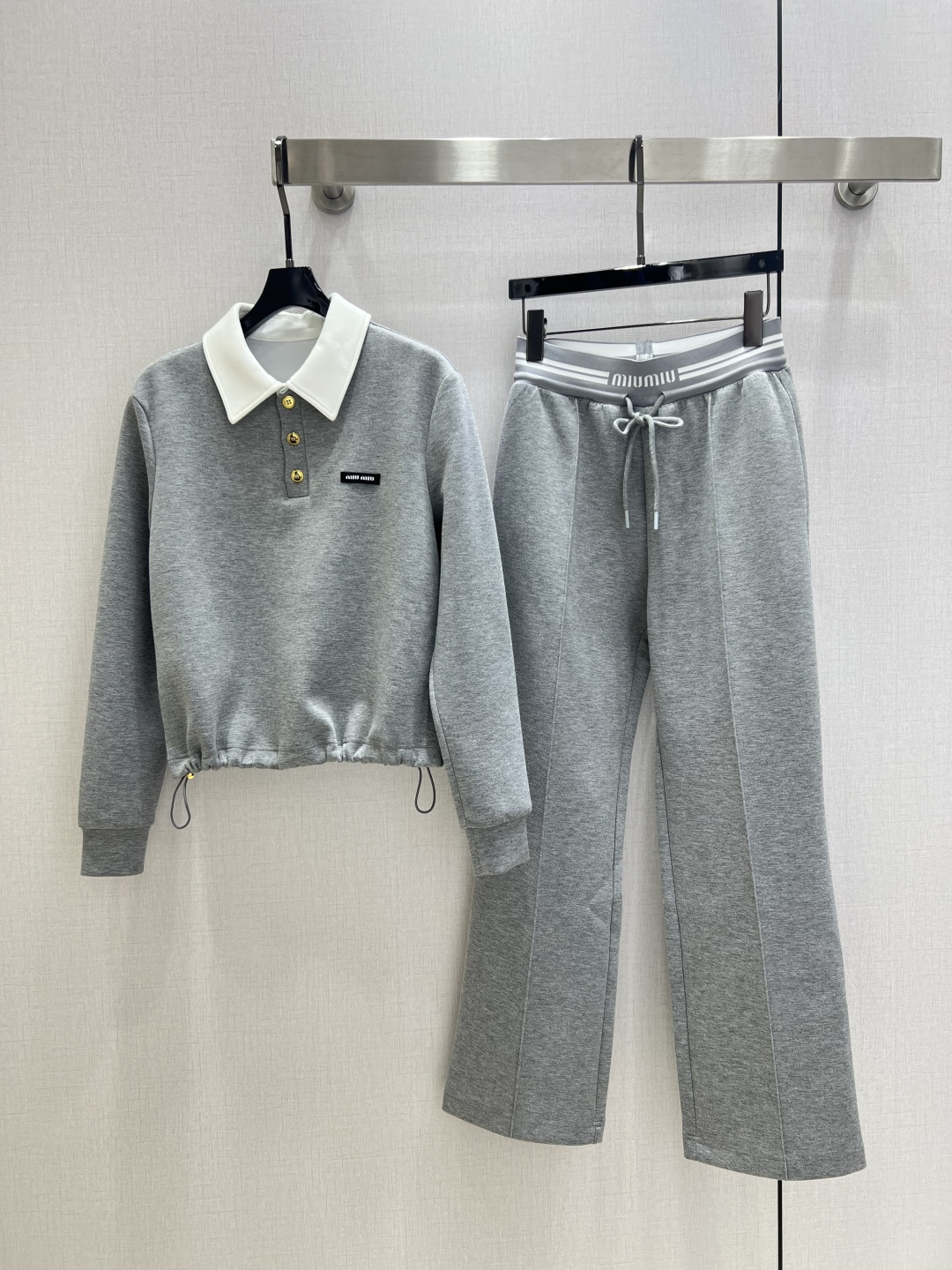 NO:492657,Highly recommended MIU* New style casual wardrobe suit Spliced ​​lapel long-sleeved sweatshirt with elastic waist straight trousers High custom imported YB fabric Small logo letter decoration embellishment Top drawstring pants with bright line design One set of top body Two colors SML code High quality AB, miumiu, hoodie, sweatshirts, alexander wang19860909强烈推荐MIU* 新款 休闲卫套装 拼接翻领长袖卫衣搭配松紧腰直筒长裤 高定制进口YB面料 小标志字母装饰点缀 上衣抽绳裤子明线设计 一套上身绝绝子 两个色 SML码 高品质AB,,miumiu,hoodie,sweatshirts,alexander wang,Women's clothing