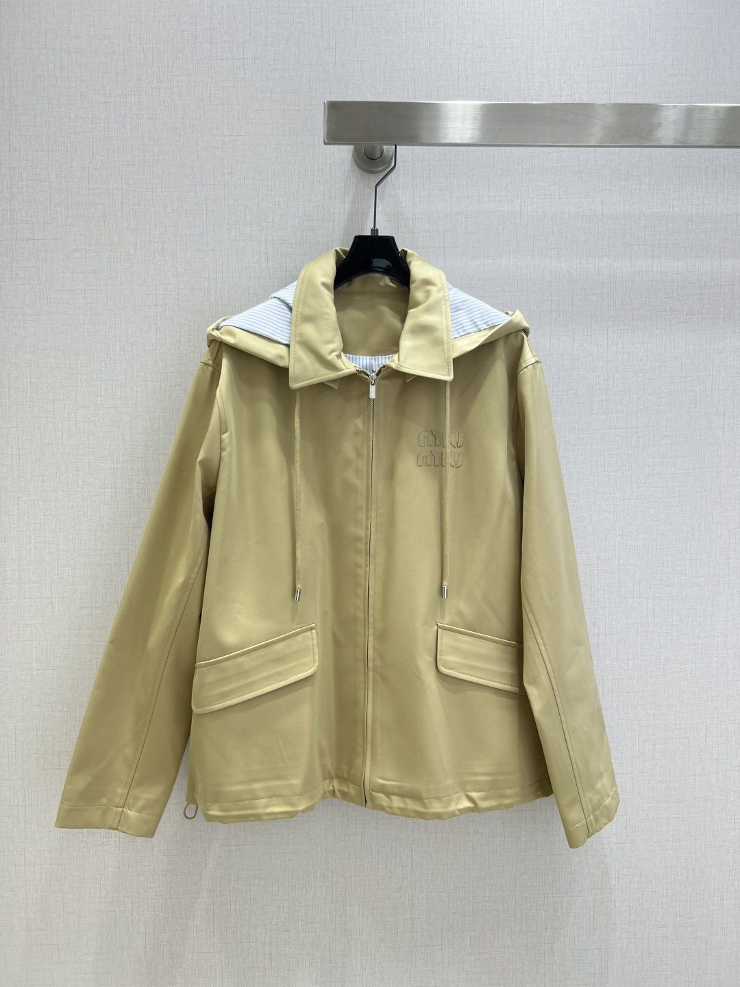 NO:490935,Highly recommended MIU*2025 early autumn new model hooded pocket long-sleeved jacket with extremely strong comfort. There is no reason to refuse it. Ke A Ke Sa style, daily commuting wear is very OK, not picky about occasions. The design is unique, the sense of layering is richer, and the small details are too important. A color SML code, high-quality A,, miumiu, jackets & coats, hats, alexander wang19860909强烈推荐 MIU*2025早秋新款 连帽口袋长袖外套 舒适度极强 没有理由可以拒绝它.可A可飒的风格,日常通勤穿什么的都是很OK的,不挑场合的.设计独特 层次感更加丰富,满满小细节太加分了 一个色 SML码 高品质A,,miumiu,jackets & coats,hats,alexander wang,Women's clothing