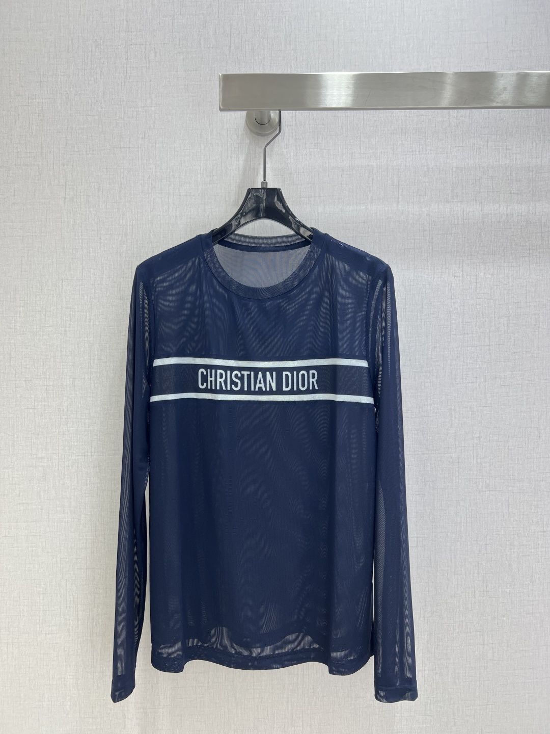 NO:490963,Highly recommended DIO*2025 early autumn new style, mesh base long-sleeved top, penetrating print, high-end and atmospheric, soft and elastic, comfortable, full of high-end outfit, semi-transparent, innovative fabric, light and soft, and the real thing is very good!  Tighten your body to show off your figure, your upper body is fashionable and versatile, and your outfit is beautiful. It is also beautiful to wear it off when you take off your coat!  High-quality workmanship depends on details Two colors SML code High-quality A,,dior,jackets & coats,alexander wang19860909强烈推荐 DIO*2025早秋新款 网纱打底长袖上衣 渗透印花 高级大气 柔软弹力很舒服 满满的穿搭高级感 半透视 创新面料 轻盈柔软 实物非常赞！紧身显身材 上身洋气百搭,穿搭好看 脱掉外套里搭也是美美的！高品质做工看细节 两个色 SML码 高品质A,,dior,jackets & coats,alexander wang,Women's clothing